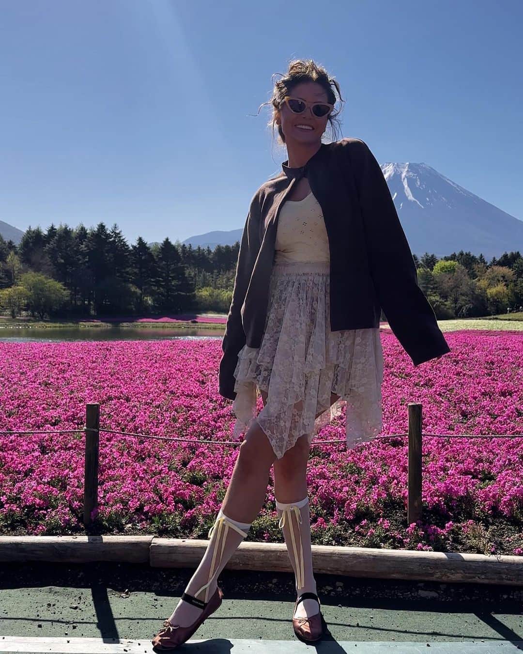Amber Fillerup Clarkさんのインスタグラム写真 - (Amber Fillerup ClarkInstagram)「Mount Fuji .. this has been on my bucket list for so long. I woke up at 5am and drove over two hours each way to see this and it was so worth it 😭 she is perfect」5月6日 3時53分 - amberfillerup