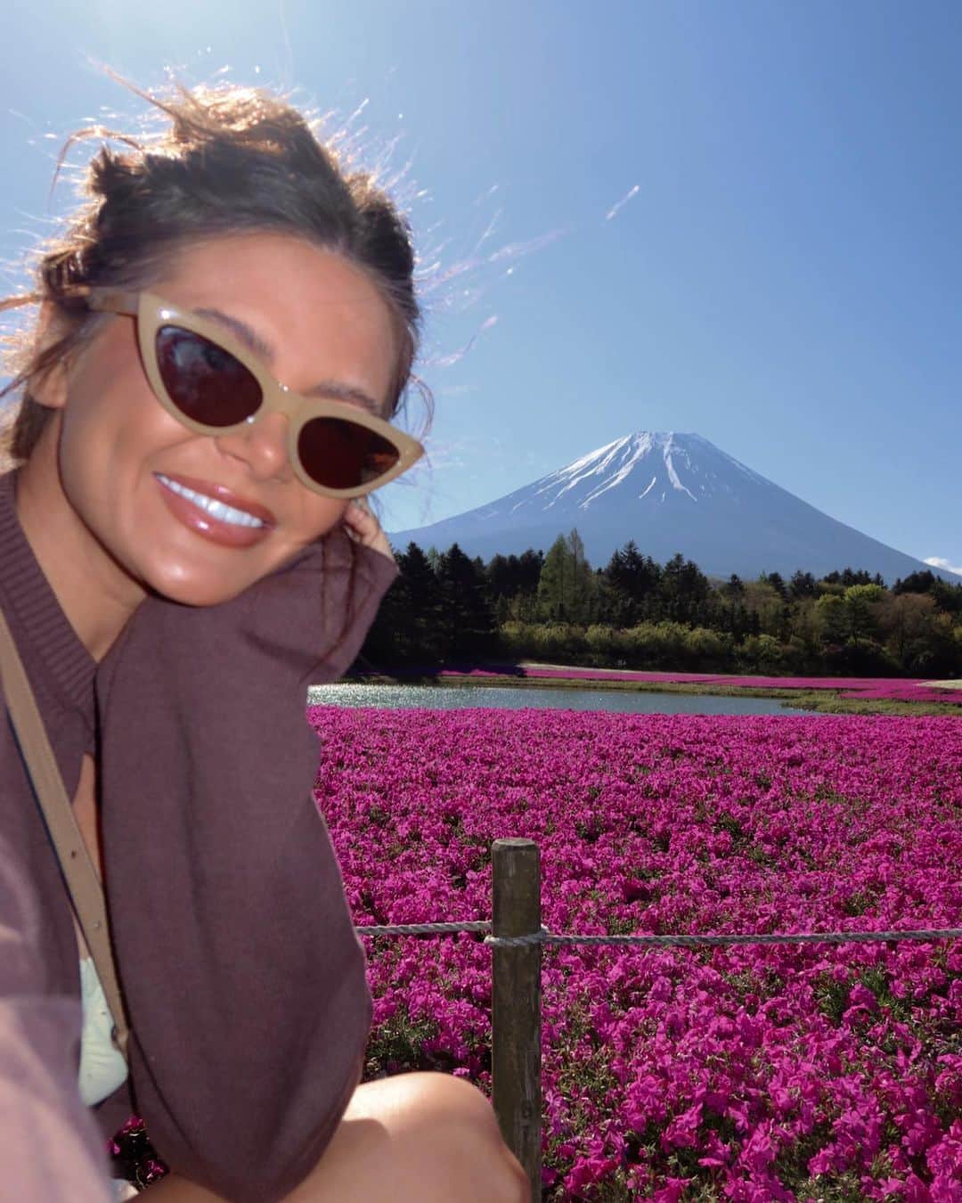 Amber Fillerup Clarkのインスタグラム：「Mount Fuji .. this has been on my bucket list for so long. I woke up at 5am and drove over two hours each way to see this and it was so worth it 😭 she is perfect」