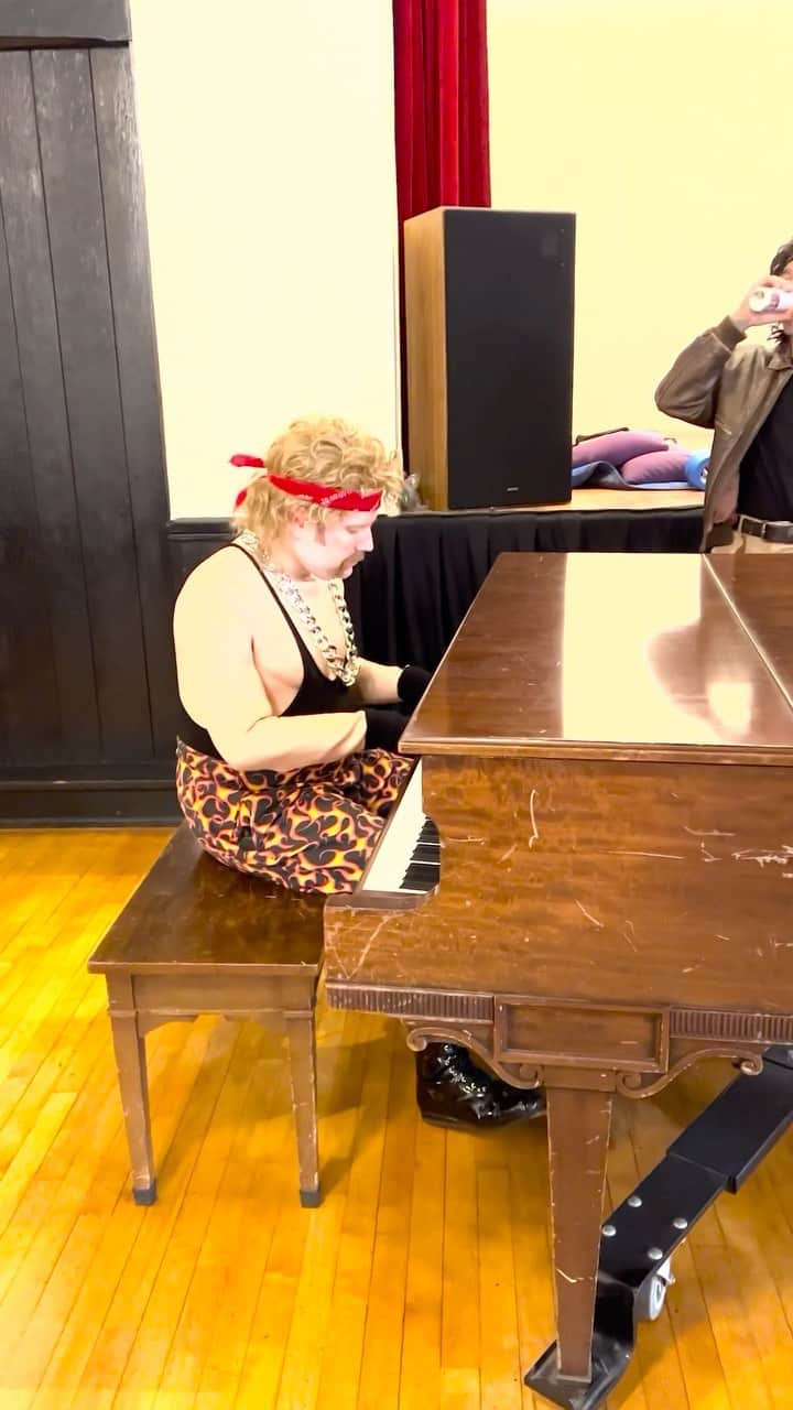 フォール・アウト・ボーイのインスタグラム：「A pro wrestler AND a master of keys, what a catch」