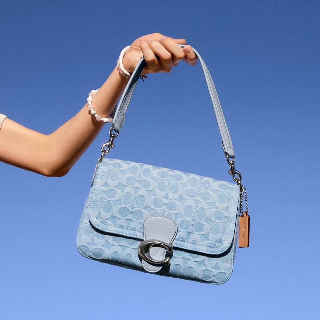 のインスタグラム：「Summer's so close. ☀️ Get ready to breeze through the streets with these warm-weather styles. #CoachNY」