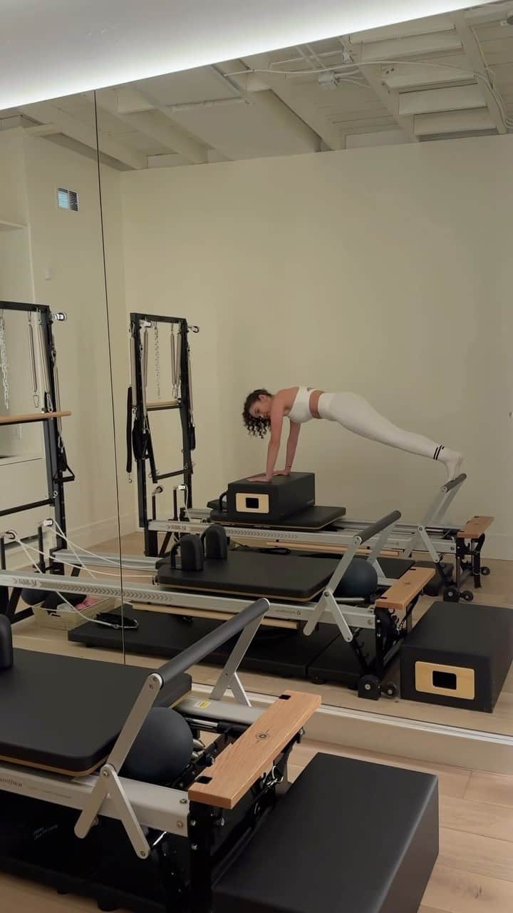 マディソン・ペティスのインスタグラム：「Power of Pilates」