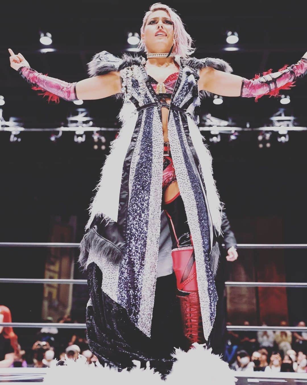 のインスタグラム：「GWツアーは、懐かしのガウンで  #stardom #DDM #Donnadelmondo #マフィアベラ　#mafiabella #OMG #バリバリボンバーズ #BX3 #prowrestler  #joshipuroresu  #giulia #スターダム　#ドンナデルモンド　#ジュリア #女子プロレス　#女子プロレスラー」