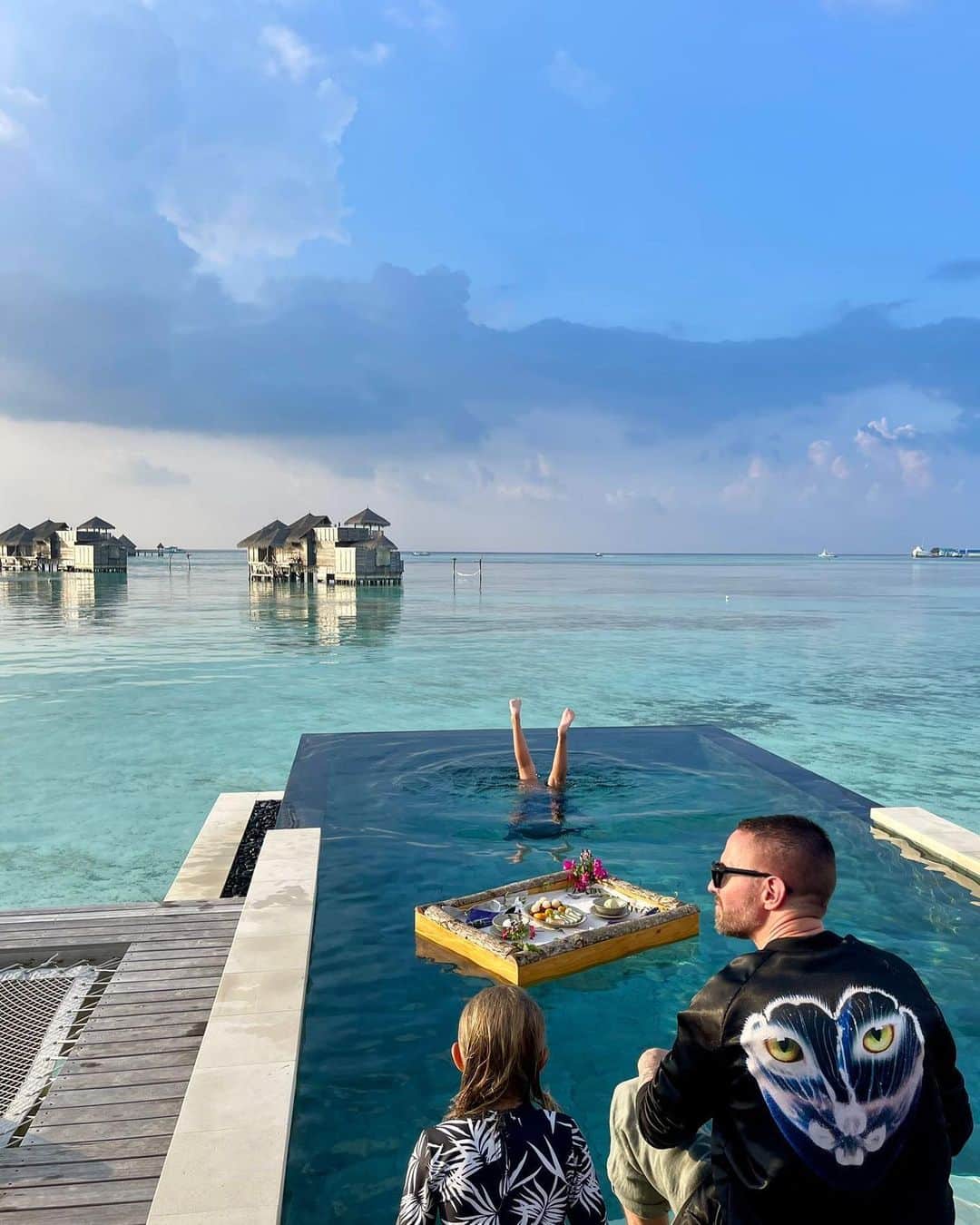 ギャランティスさんのインスタグラム写真 - (ギャランティスInstagram)「Floating breakfast & handstands 🦈🌅🐡🪸  #GiliLankanfushi」5月6日 4時10分 - wearegalantis
