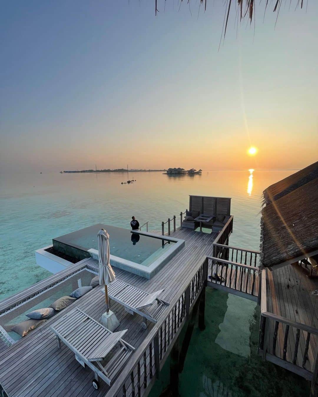ギャランティスさんのインスタグラム写真 - (ギャランティスInstagram)「Floating breakfast & handstands 🦈🌅🐡🪸  #GiliLankanfushi」5月6日 4時10分 - wearegalantis