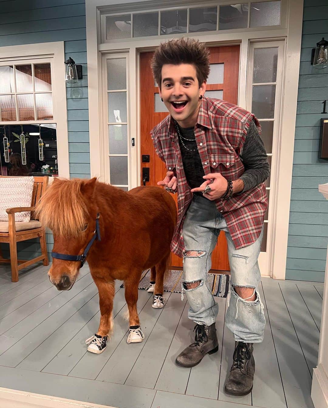 ジャック・グリフォーのインスタグラム：「Dreams coming true on Erin & Aaron🦄💜 Such a wonderful show and talented cast! Thanks for having me, see you next week! 🎬」