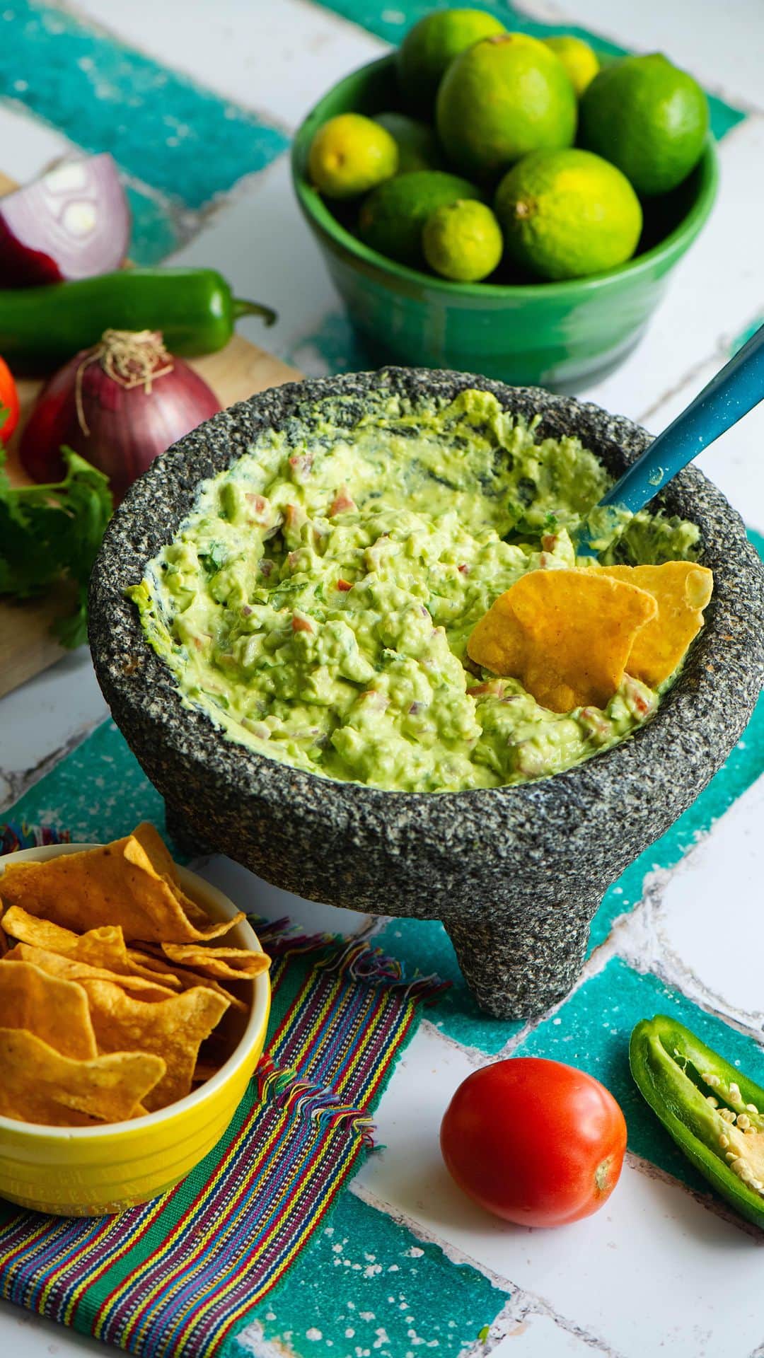 Chobaniのインスタグラム：「Guacamole crafted with Greek Yogurt is a delicious way to celebrate #CincodeMayo. And guess what? By adding Chobani® Greek Yogurt to the mix, your guacamole will be creamier. Enjoy!  🥑 Ingredients 🥑 • 2 large avocados • 2 tablespoons fresh lime juice • ¼ cup Chobani® Greek Yogurt • ½ teaspoon sea salt • 1 large Roma tomato, chopped • ¼ cup red onion, chopped • 1 large jalapeño, finely chopped • ⅓ cup fresh cilantro, chopped  ⭐ Directions ⭐ 1️⃣ Carefully cut lengthwise around the avocados. Twist to open and remove pits. Transfer avocado flesh to a medium bowl. Discard skin. 2️⃣ Lightly mash avocado. Stir in lime, yogurt, and salt. Continue stirring until mixed well. Fold in onion, tomato, jalapeño, and cilantro. Serve with corn tortilla chips.  #guacamole #greekyogurtrecipes #snackideas」