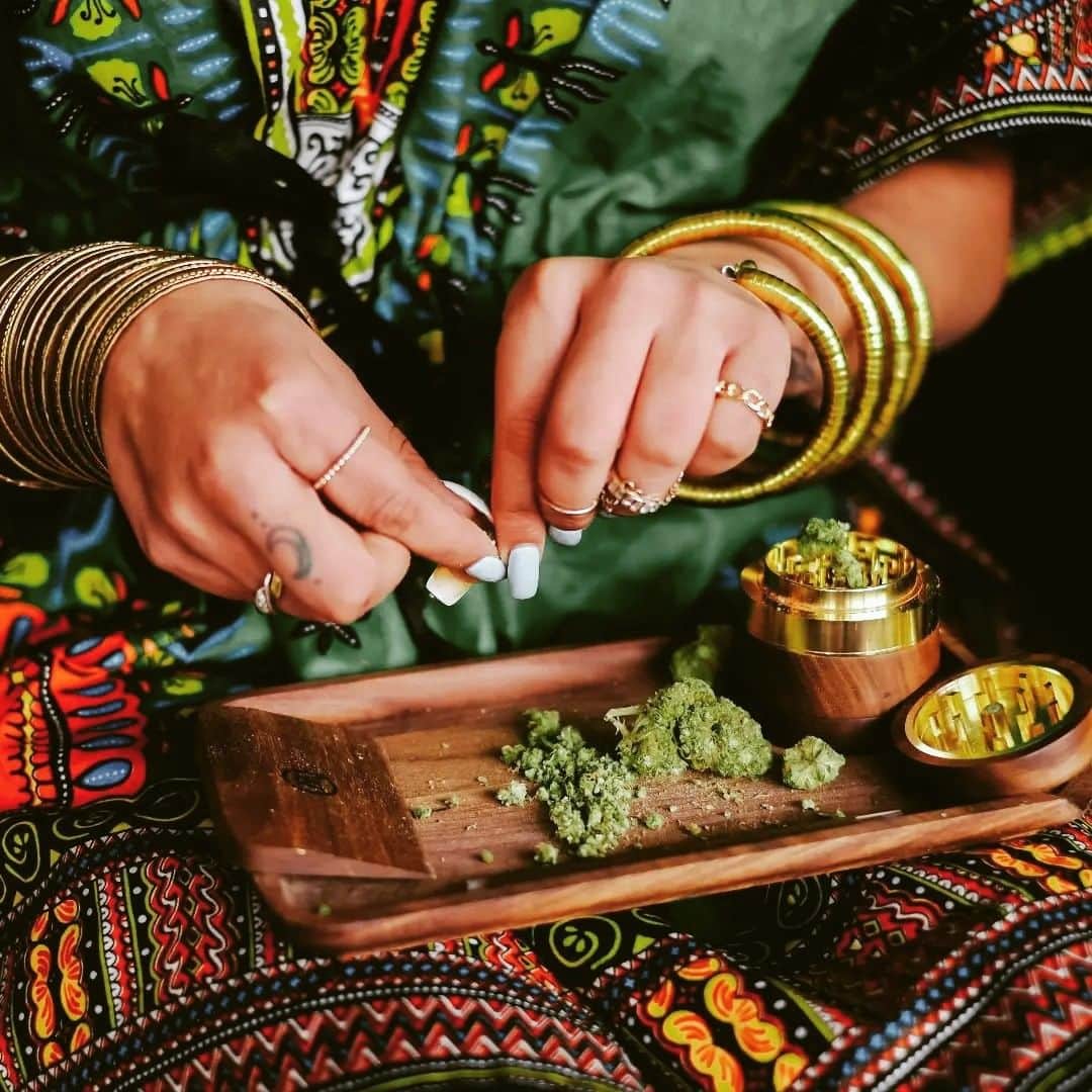 ボブ・マーリーさんのインスタグラム写真 - (ボブ・マーリーInstagram)「Enjoy the ritual 🌿 with @marleynatural's sustainable black walnut herb accessories collection—available now at the link in story. #marleynatural #bobmarley   #herb #cannabis #rolling #grinder #weedtray #420」5月6日 4時26分 - bobmarley
