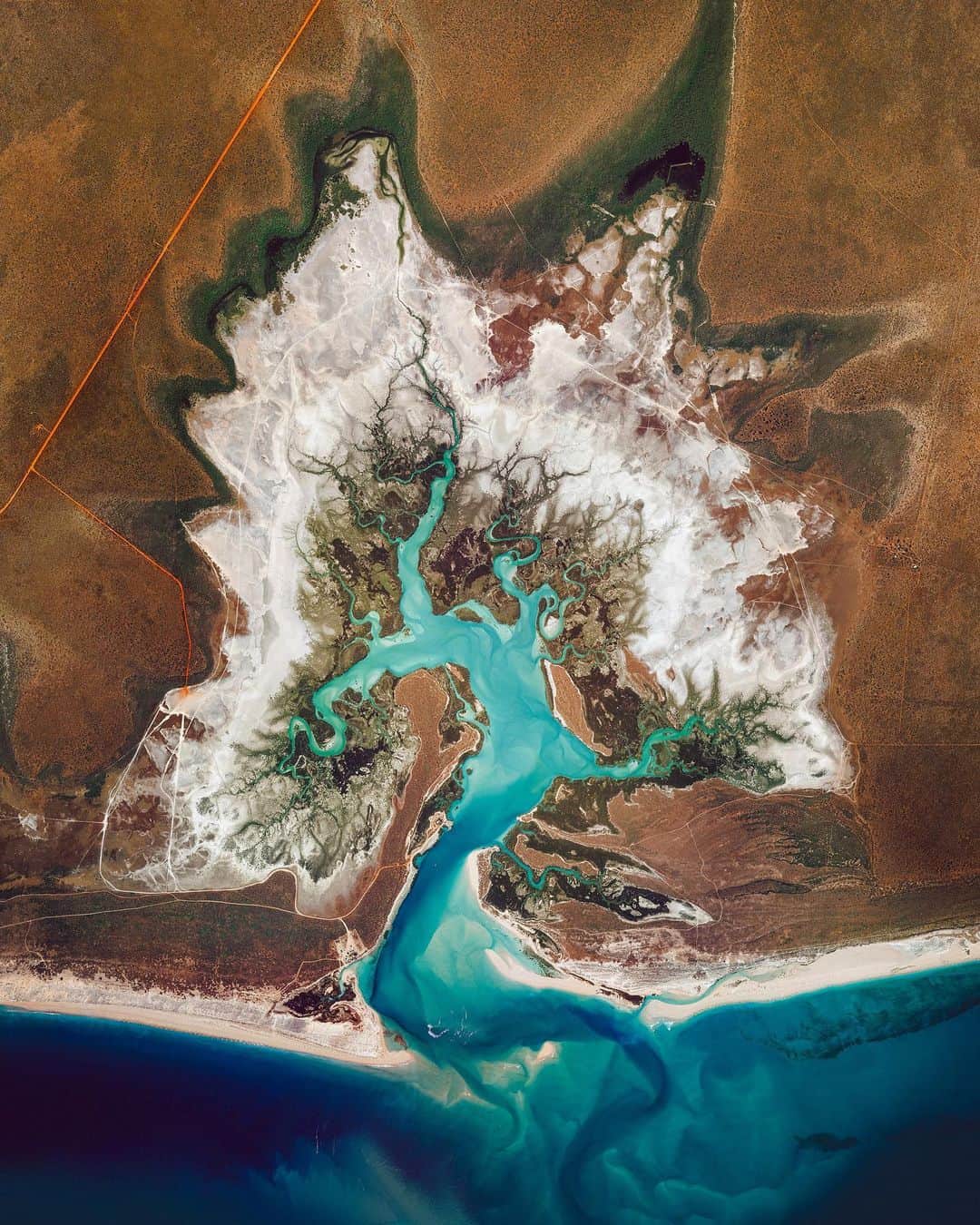 Daily Overviewさんのインスタグラム写真 - (Daily OverviewInstagram)「Willie Creek is a protected tidal estuary roughly 10.5 miles (17 km) north of Broome, Western Australia. The creek’s calm, nutrient-rich waters make it an ideal habitat for the Pinctada maxima oyster, which produces world-renowned pearls. — Created by @dailyoverview  Source imagery: @maxartechnologies」5月6日 4時27分 - dailyoverview