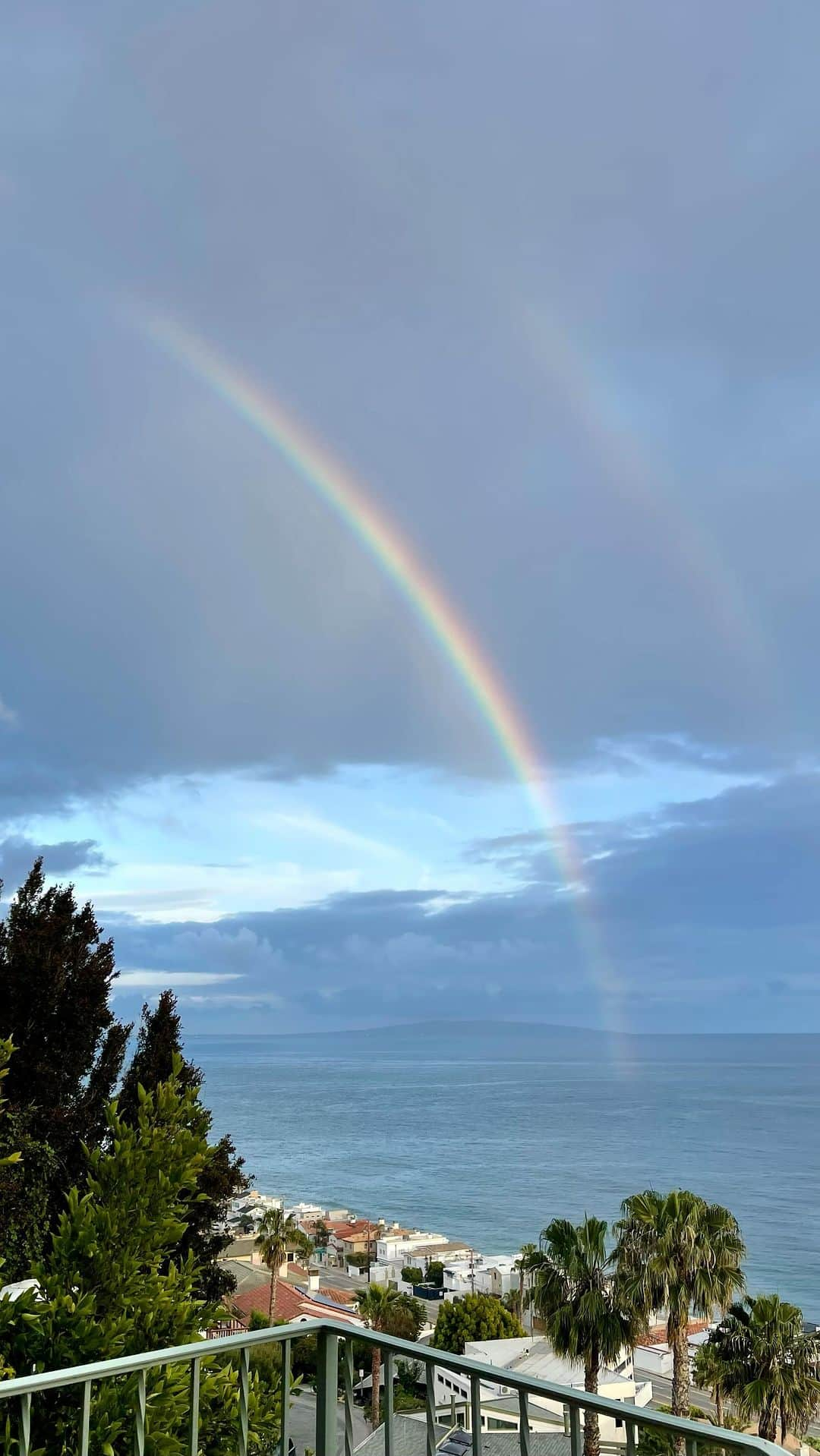 コレット・カーのインスタグラム：「🌈🌈Cheers to perfect moments enjoying Gods goodness with friends wine and double rainbows. Oh and a hot tub, can’t forget the hot tub 👌 drop a 🍷 below if you’re ready for a vacation . . #myvibe #whenthekidsareasleep #getoutside #rainbow  📍Malibu」