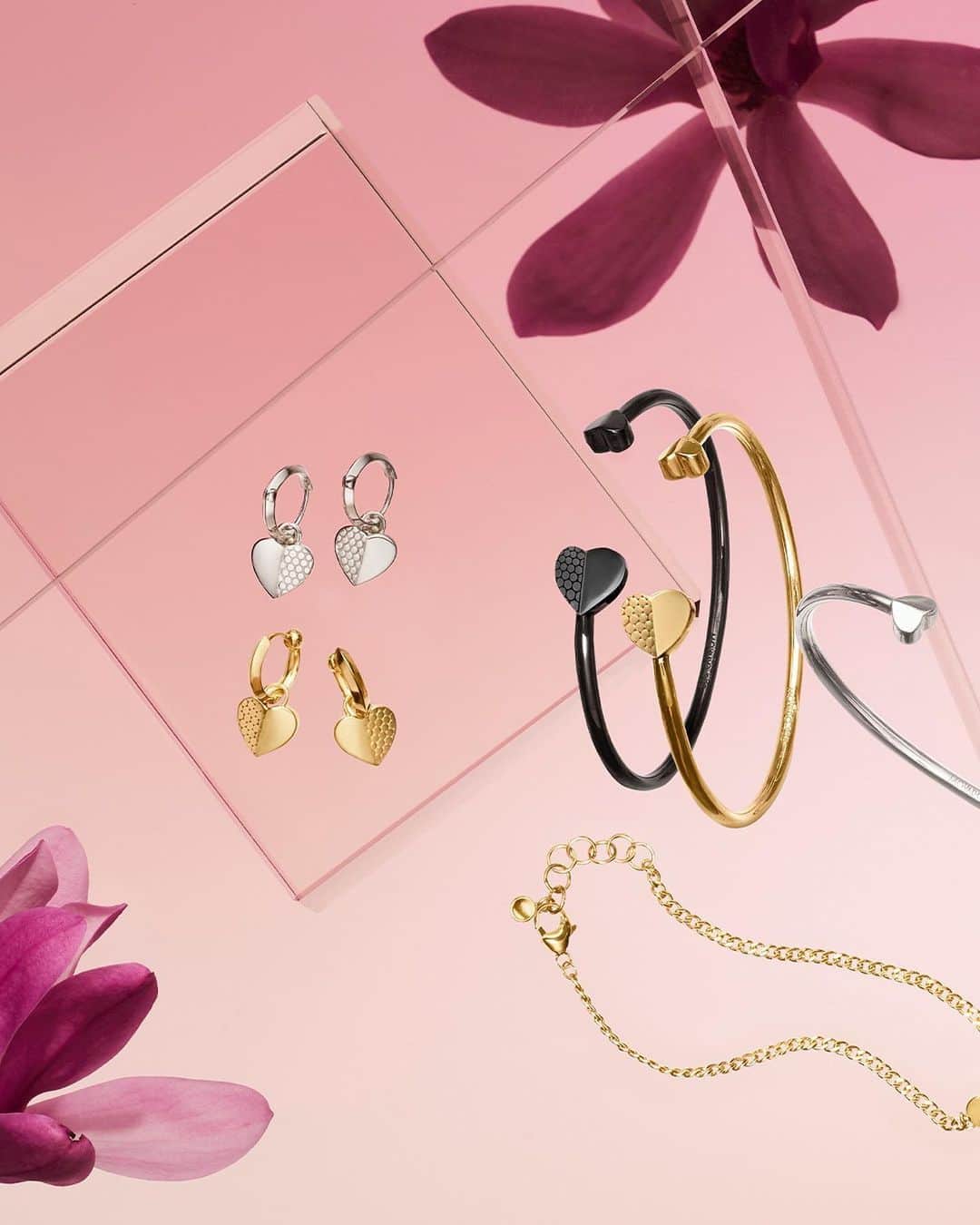 モバードのインスタグラム：「Time for love. Give mom a heartfelt gift from our exclusive #MovadoJewelry Heart Collection. Tap for details.」