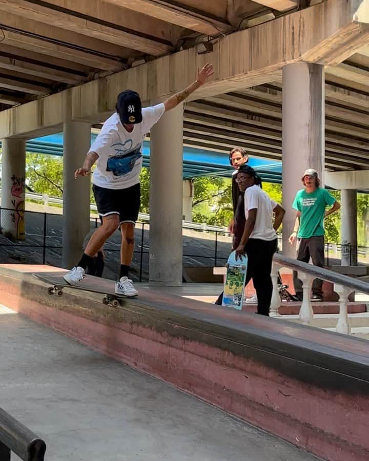 ジェニファー・ソトのインスタグラム：「😎😁   🎥: @cortezthekilla」