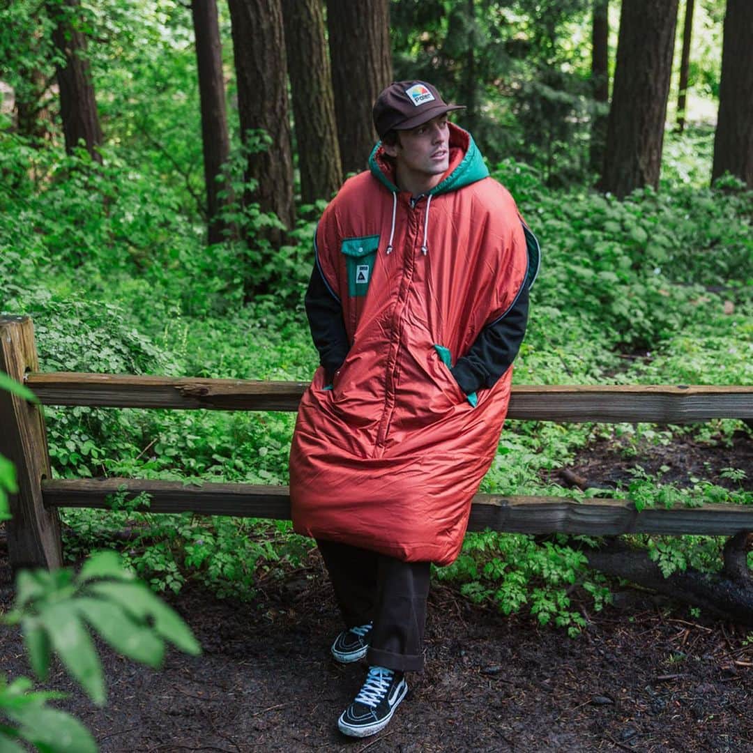 Poler Outdoor Stuffのインスタグラム：「Sleep, lounge, and walk in maximum comfort. The Napsack - an adventure essential.   #campvibes」
