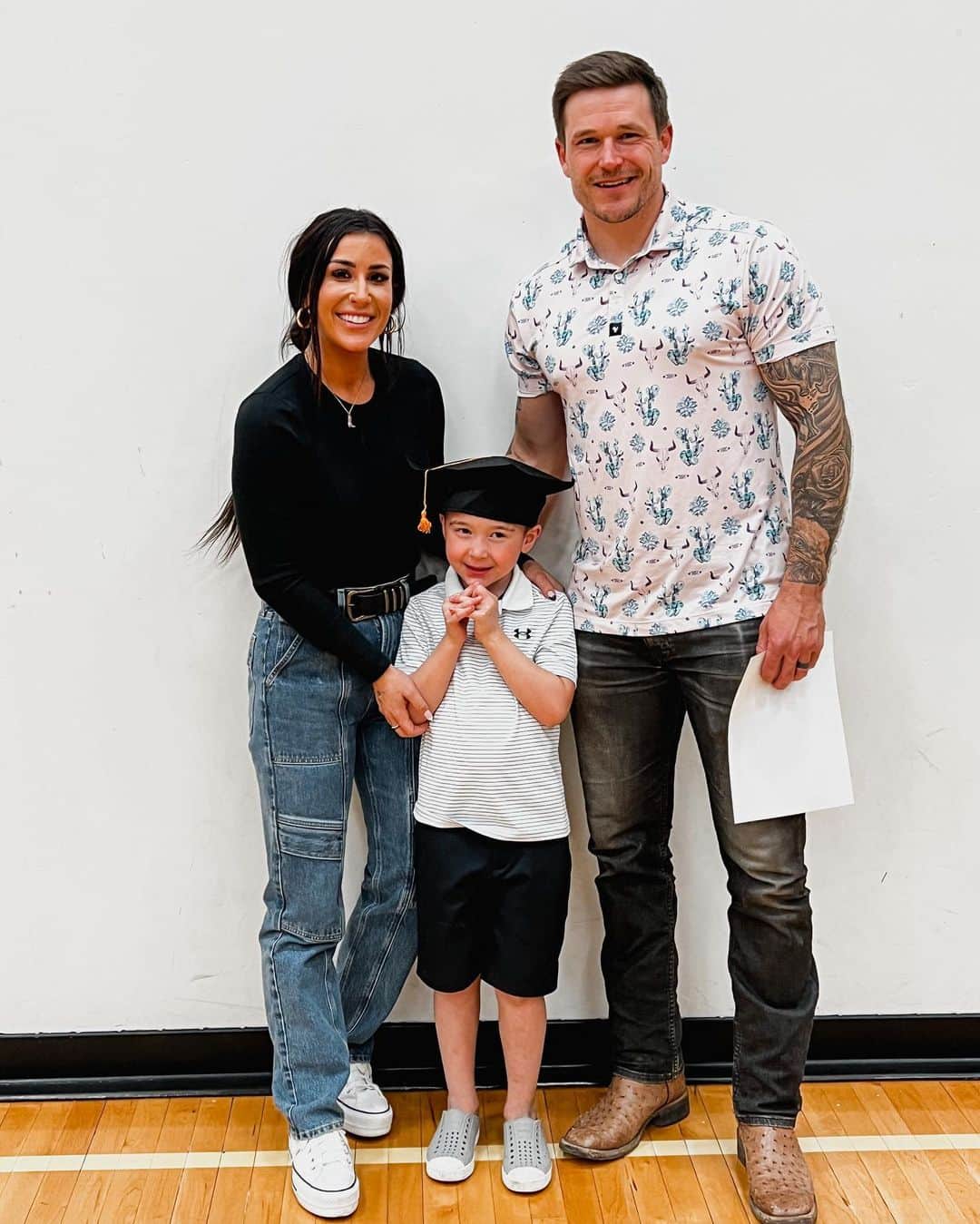 Chelsea Houskaのインスタグラム：「SWEETEST BOY IS ON TO 1ST GRADE 🥹❤️」
