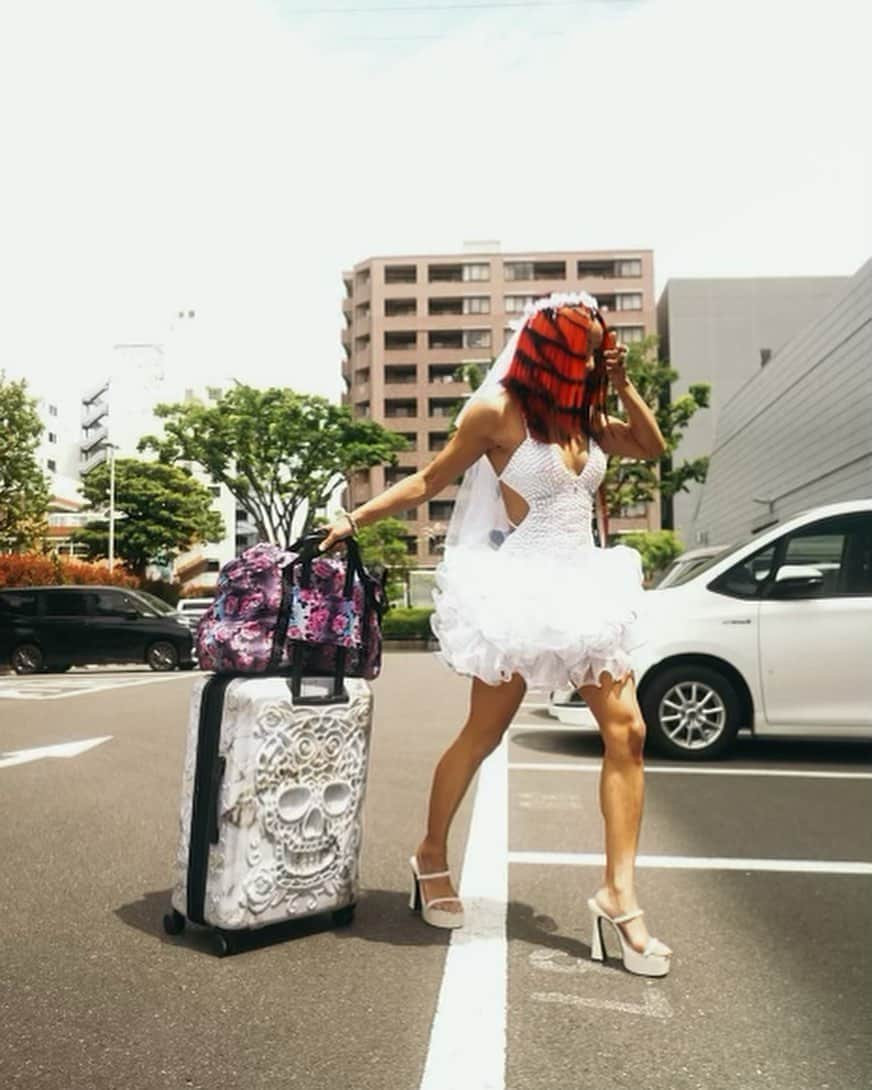 サシャ・バンクスさんのインスタグラム写真 - (サシャ・バンクスInstagram)「Come behind the scenes with Mercedes Moné on her world tour in Japan at All Star Grand Queendom. Tonight on YouTube MercedesVarnadoTV 6pm Est 💴💙🔥 #tokyo #stardom #njpw #mercedesmoné #mercedes #highfashion a flim by @kosythousand」5月6日 4時59分 - themercedesvarnado