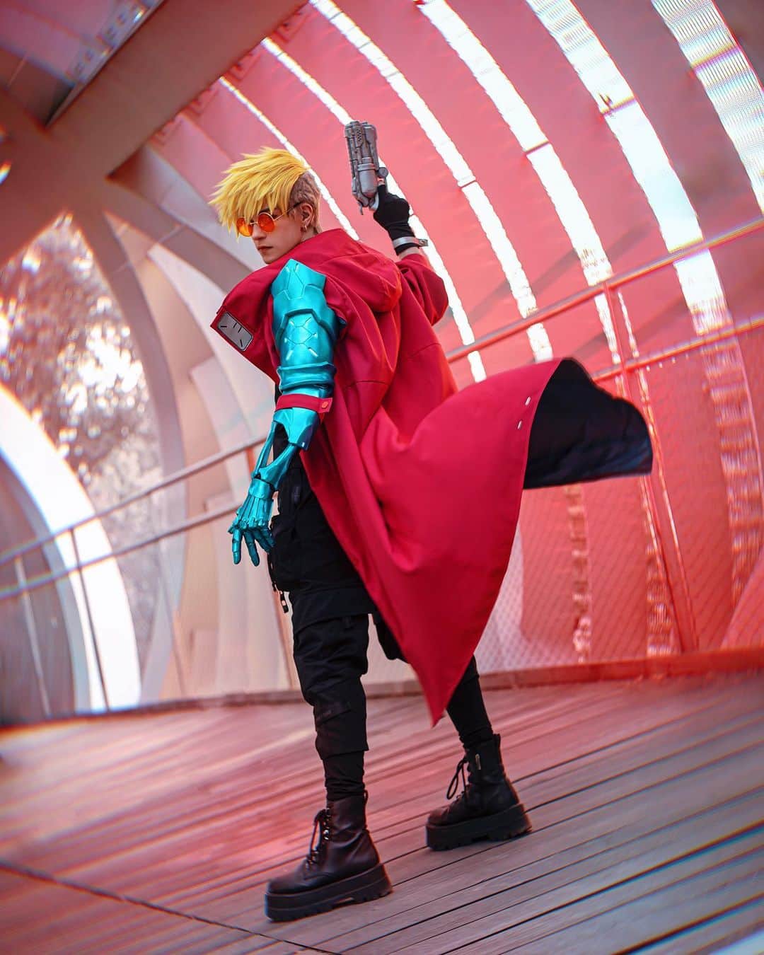 Geheさんのインスタグラム写真 - (GeheInstagram)「♦️🔹 Vash The Stampede 🔹♦️ ahhhh in love with how these photos turned out :] spent hours editing people out tho lmao-  🧣coat from @cosplaysky   🦾arm by @pnkvirus and I  📸 by @pnkvirus   #TRIGUN #TRIGUNSTAMPEDE #vashcosplay #vash」5月6日 5時03分 - geheichou