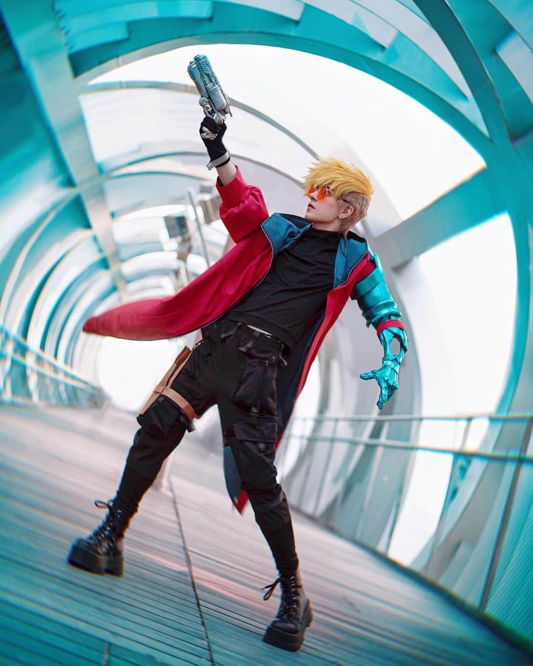 Geheのインスタグラム：「♦️🔹 Vash The Stampede 🔹♦️ ahhhh in love with how these photos turned out :] spent hours editing people out tho lmao-  🧣coat from @cosplaysky   🦾arm by @pnkvirus and I  📸 by @pnkvirus   #TRIGUN #TRIGUNSTAMPEDE #vashcosplay #vash」