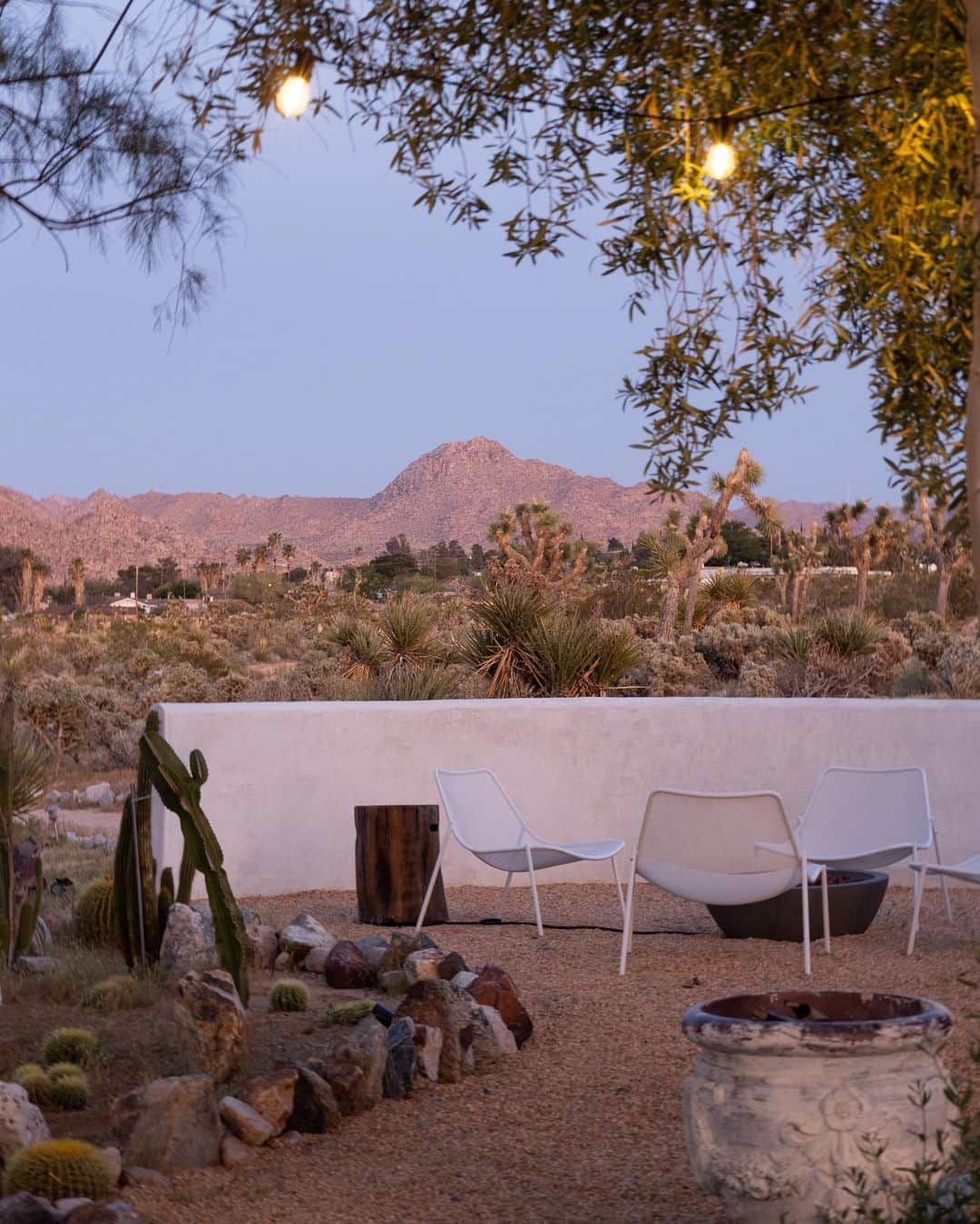 Samuel Lippkeさんのインスタグラム写真 - (Samuel LippkeInstagram)「Very much needed Reset & getaway at our friends beautiful Airbnb in Joshua tree. Bbqing, cold plunges, evening walks, hookah nights, good wine and just relaxing in this luxury filled desert oasis. Can't wait to go back.  @lasombra.joshuatree」5月6日 5時12分 - samuel.lippke