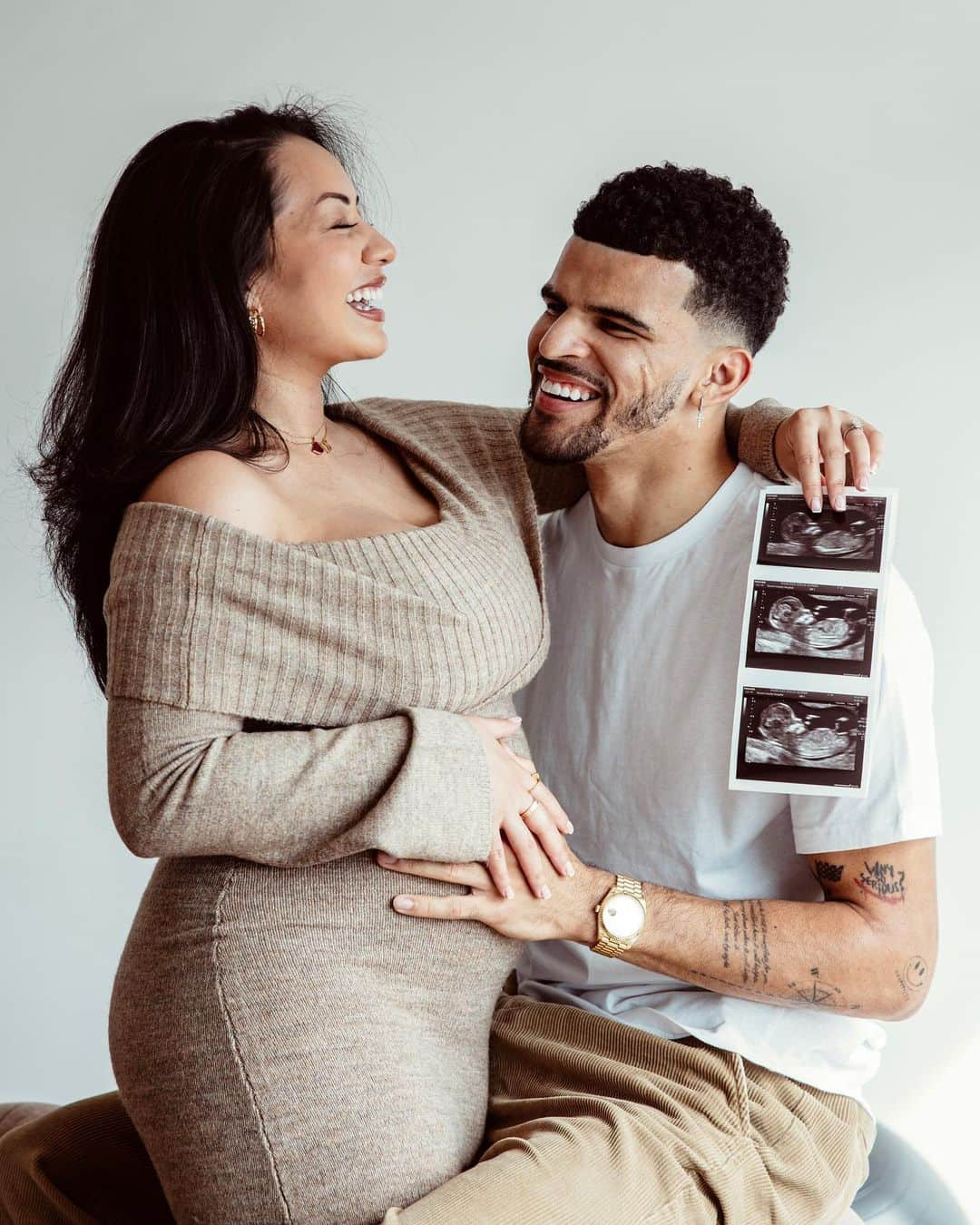 ドミニク・ソランケのインスタグラム：「We can’t wait to meet our new addition to the family🙏🏾😍.」