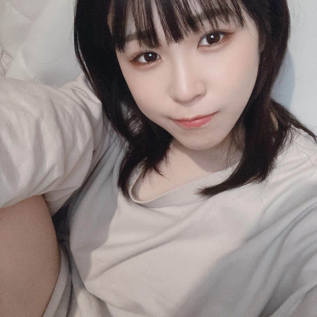 三田麻央さんのインスタグラム写真 - (三田麻央Instagram)「😐🙂」5月5日 20時21分 - kyunmao_m99