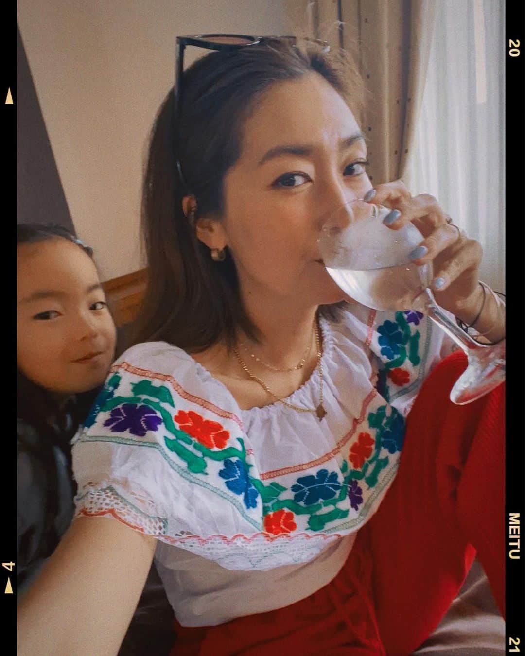 堀舞紀のインスタグラム：「🍷〜  2023. GW旅行記📚。  良く食べ。 温泉には4回も入り。 良く喋り。😂 そして帰って昼寝した。  うむ。 今年も頑張ってイコーッ🙋🏽‍♀️  #gw旅行  #ゴールデンウィークの過ごし方  #子育て記録 #家族旅行」