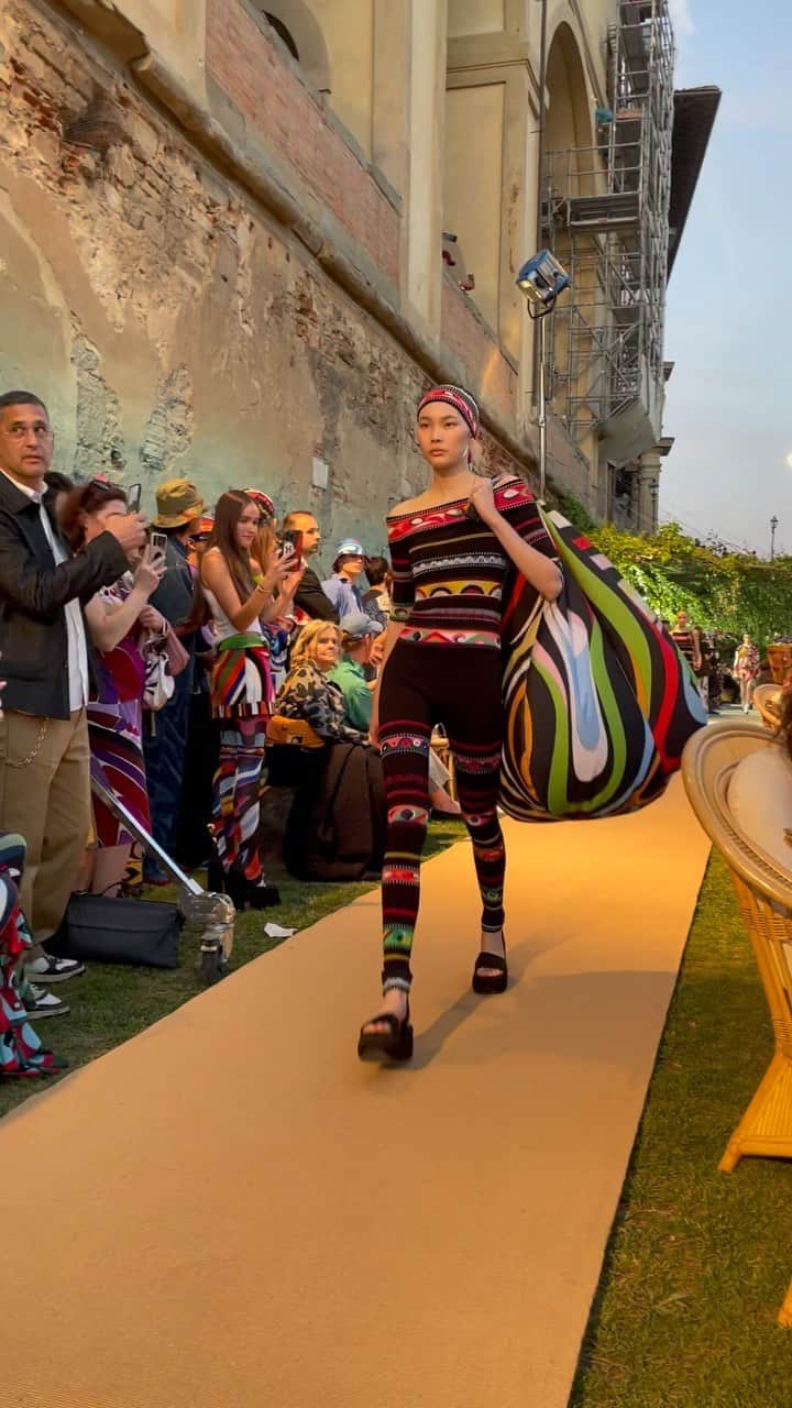 AnOther Magazineのインスタグラム：「For her first fashion show at @emiliopucci, newly appointed artistic director @camillemiceli chose Florence, the home to Emilio Pucci, to stage her cruise 2023 collection.   Whipping through the colourful, kaleidoscopic archive of the Italian fashion house, the collection welcomed signature Marmo prints on unexpected denim co-ords, billowing maxi skirts, and a finale that showed a slew of futuristic printed catsuits. Though Emilio Pucci passed just over 30 years ago, his reputation as the ‘Prince of Prints’ sustains to this day with Miceli continuing to celebrate the joys of movement and exuberance.   🎥 by @alexanderfury」