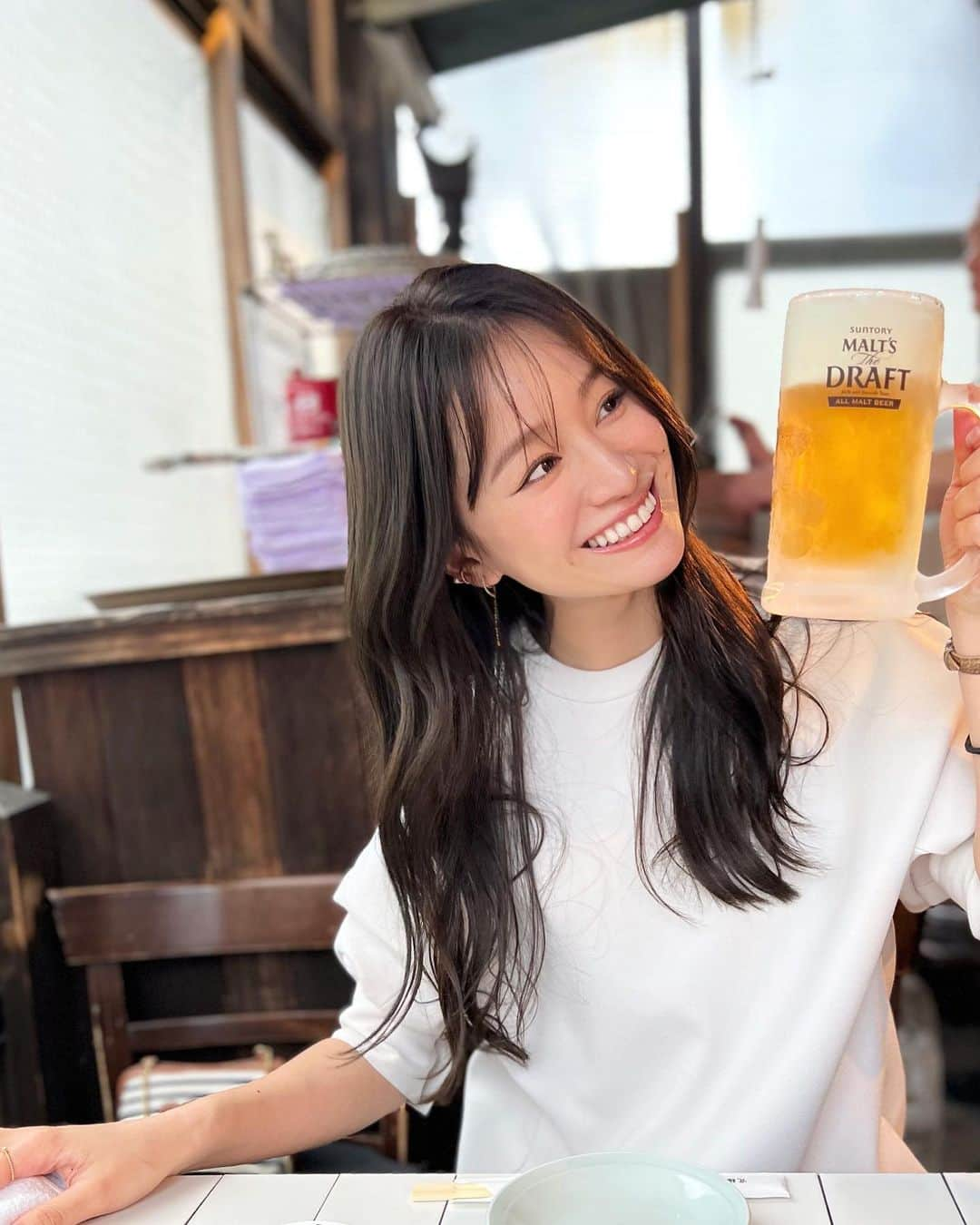 青木英李さんのインスタグラム写真 - (青木英李Instagram)「✌️😋🍺 暑い時期の楽しみ、その①  キンッキンに冷えたジョッキでいただく生ビール🌾  #大好き #ビール #生ビール #beer #beerlover #暑いの苦手」5月5日 20時18分 - eriaoki_official