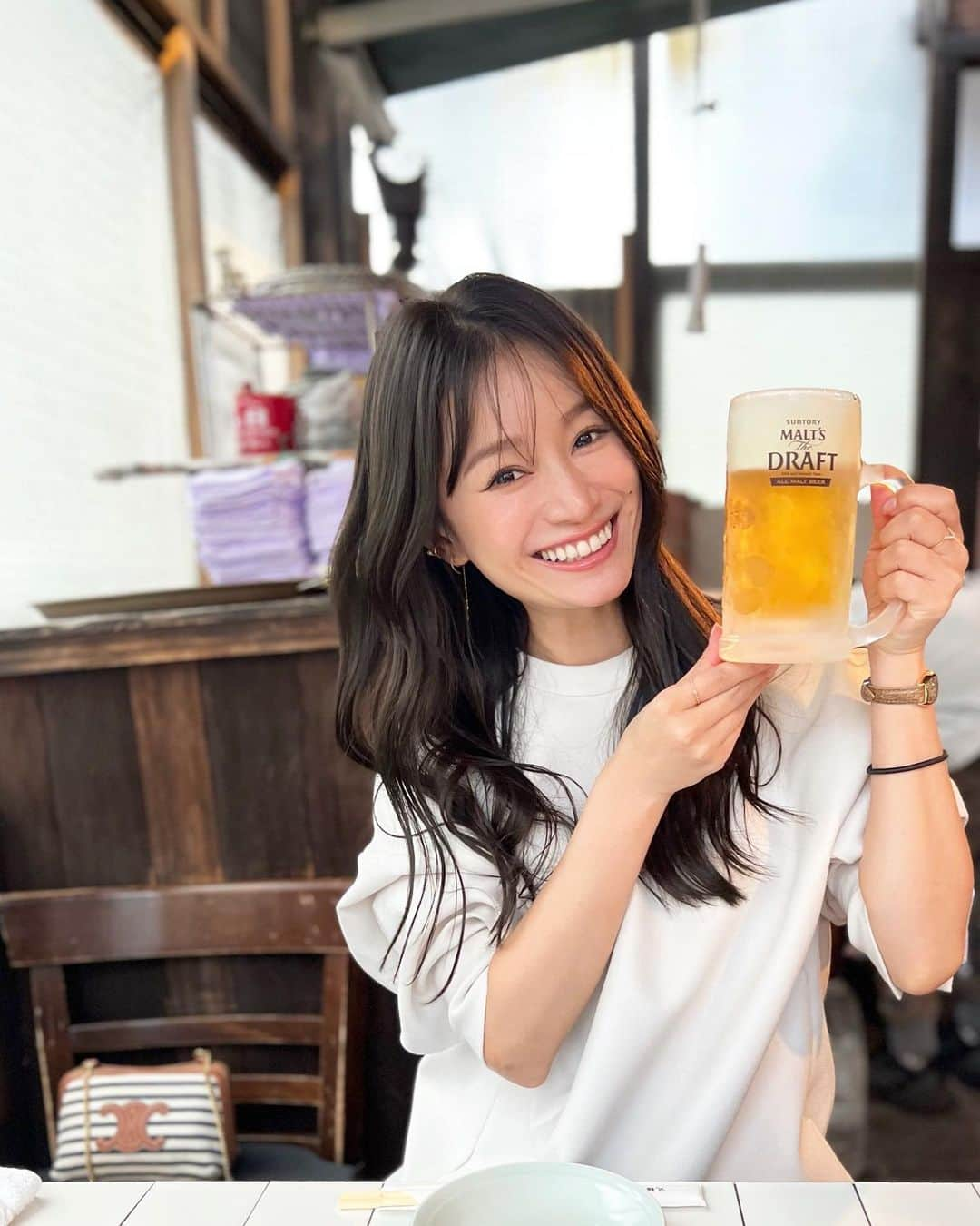 青木英李さんのインスタグラム写真 - (青木英李Instagram)「✌️😋🍺 暑い時期の楽しみ、その①  キンッキンに冷えたジョッキでいただく生ビール🌾  #大好き #ビール #生ビール #beer #beerlover #暑いの苦手」5月5日 20時18分 - eriaoki_official