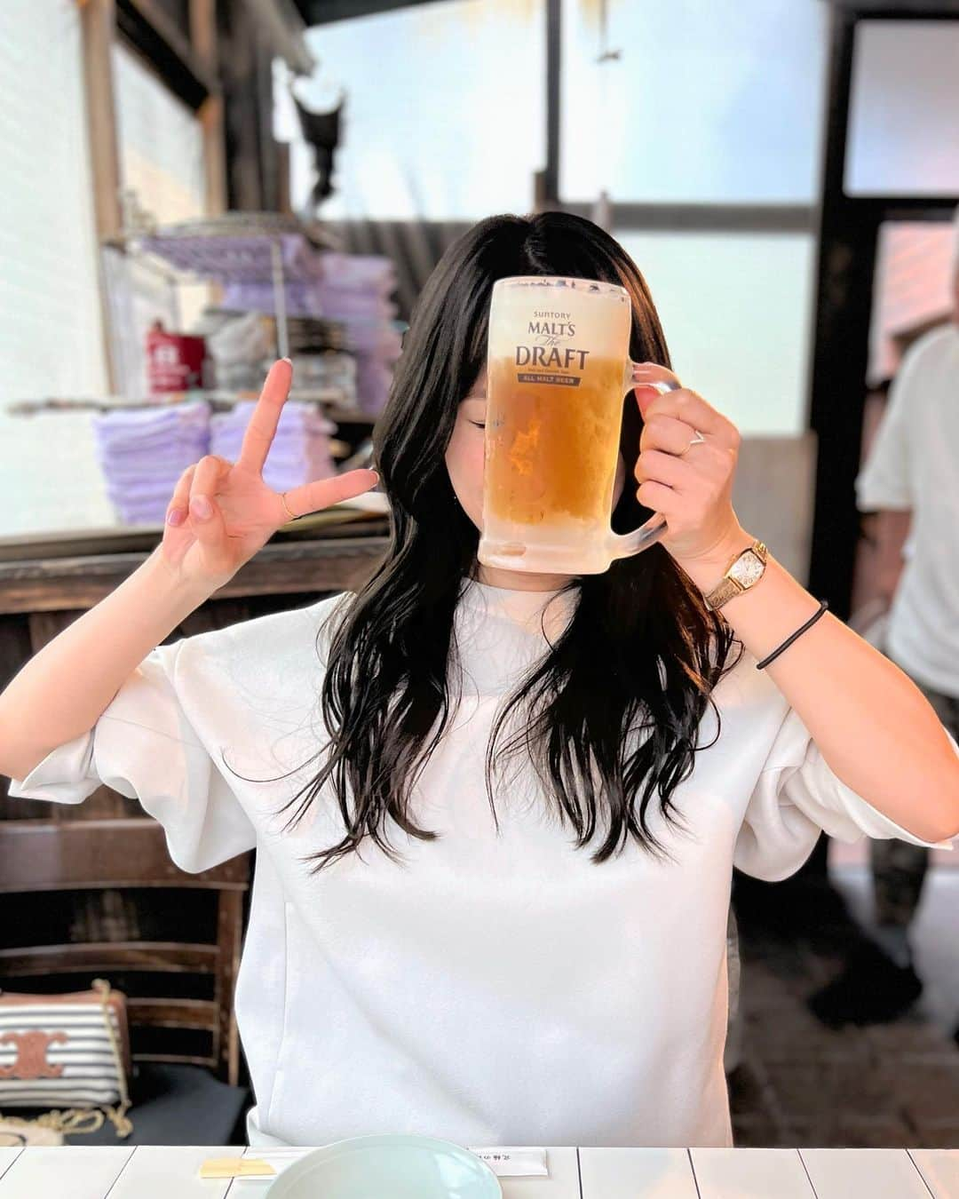 青木英李さんのインスタグラム写真 - (青木英李Instagram)「✌️😋🍺 暑い時期の楽しみ、その①  キンッキンに冷えたジョッキでいただく生ビール🌾  #大好き #ビール #生ビール #beer #beerlover #暑いの苦手」5月5日 20時18分 - eriaoki_official