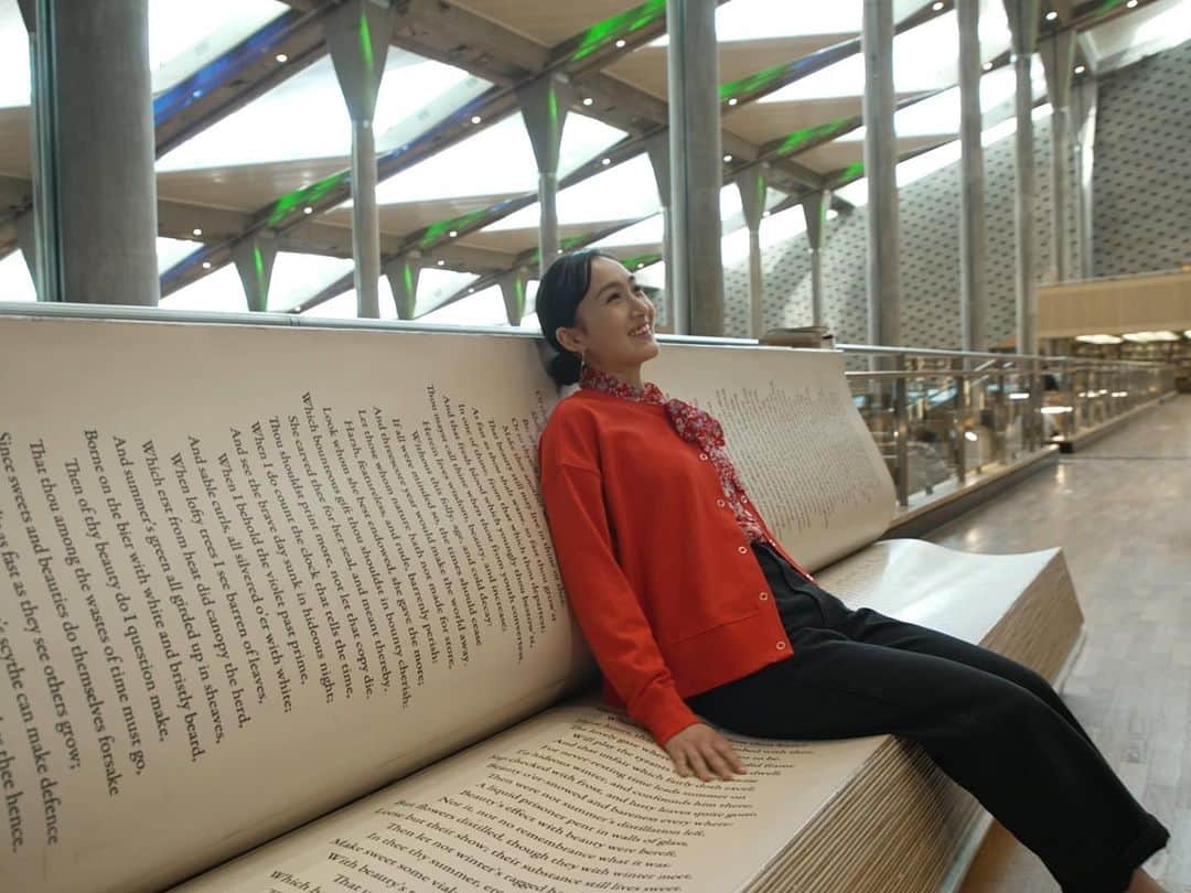 TBS「世界ふしぎ発見！」さんのインスタグラム写真 - (TBS「世界ふしぎ発見！」Instagram)「正解は・・・  　　　図書館！📚  実は #クレオパトラ と 図書館には深〜い繋がりが！？  野口絵子さんは、本のベンチで一休み🥸❣️  #ふしぎ発見 #エジプト」5月6日 12時00分 - fushigi_hakkenad