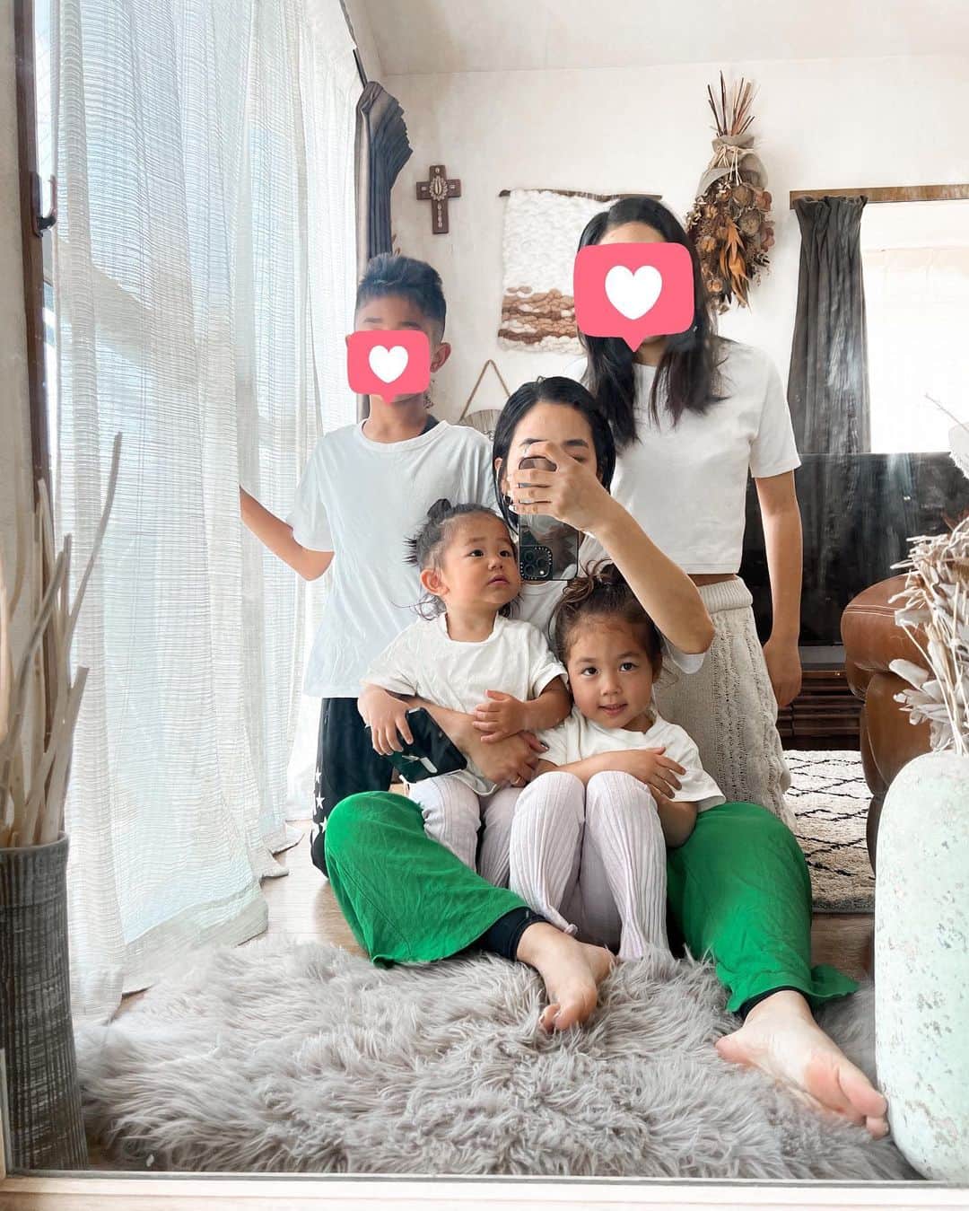 Hiiiiikoのインスタグラム：「🎏 . . 子供の日👧🏻👦🏾🧒🏼👶🏻  これからも健康に元気に育ってね♥️ 5人で撮るの初めてかも🤭❤️‍🔥 もう、大変よ🤳😀 . . #子供の日#家族#親子#女の子ママ#男の子ママ#姉妹ママ#歳の差姉妹#兄妹#ママ#4人のママ#中学生#小学生#3歳#3歳女の子#1歳#1歳女の子#べびすたぐらむ」