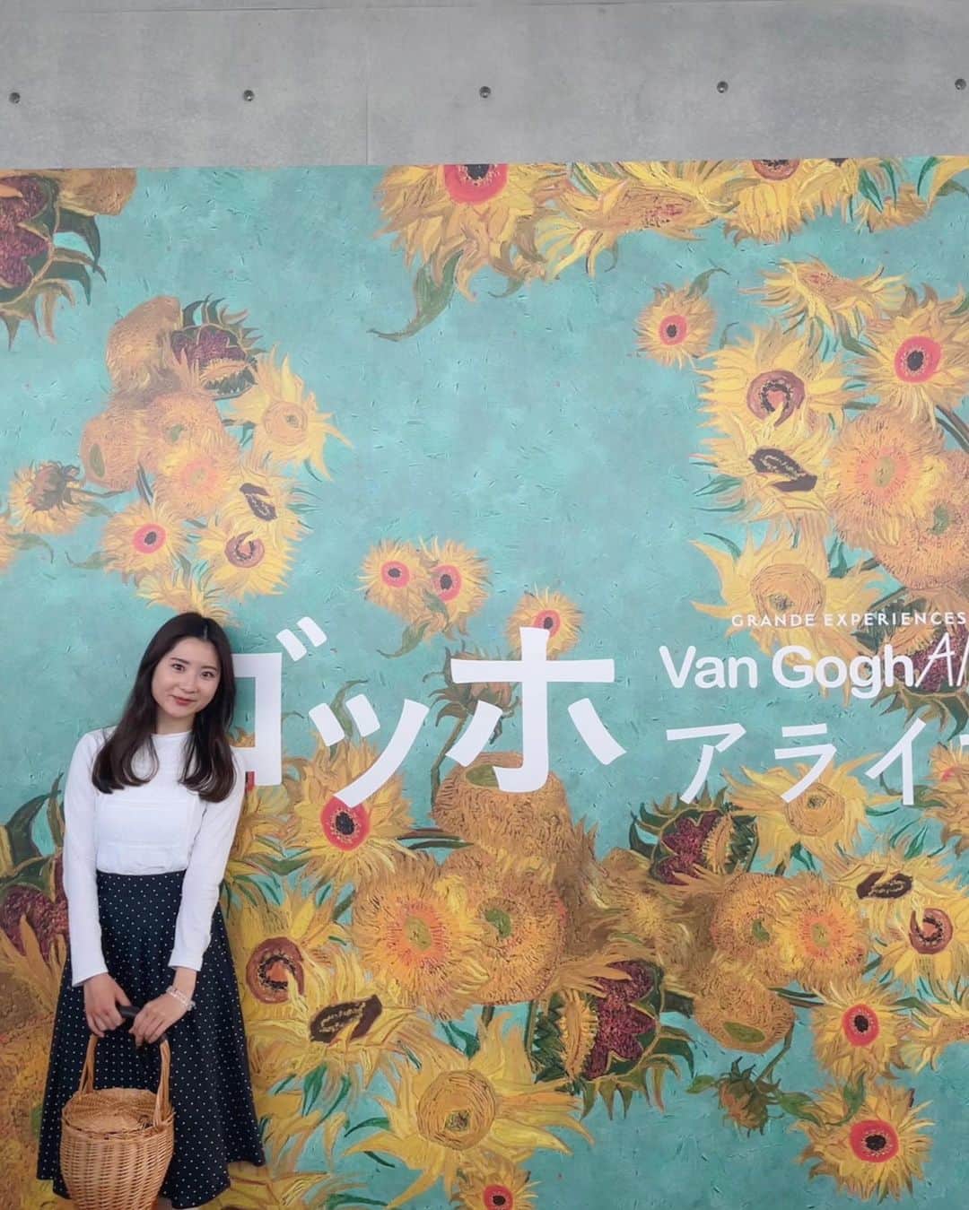 林萌々香のインスタグラム：「ゴッホアライブへ🌻 音楽と映像で絵を見るのが新鮮でした✨ 紅茶にすぐ惹かれる私たち🫖😂@yamarina_1210   #ゴッホアライブ#神戸#兵庫県立美術館」