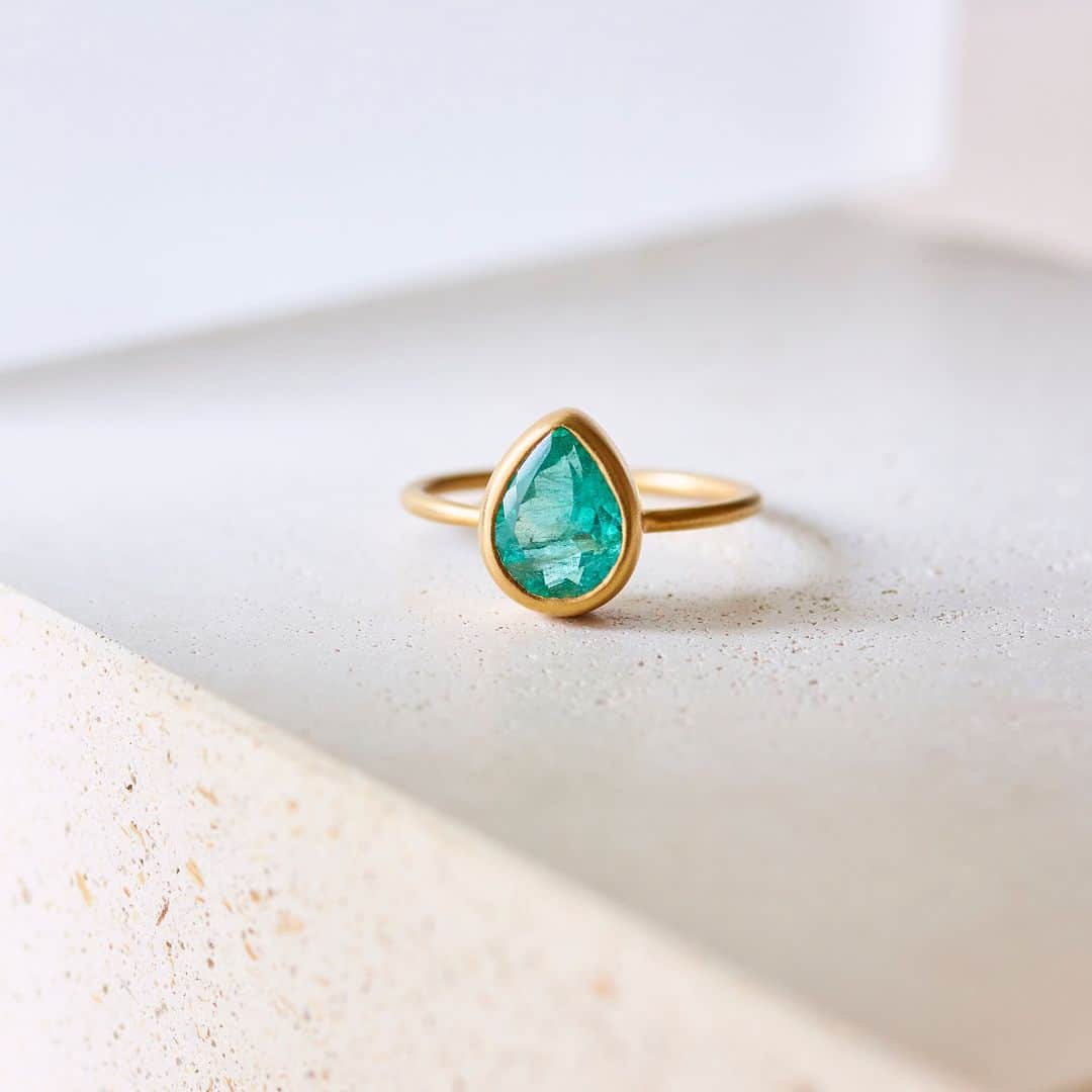 MARIHA Official Instagramさんのインスタグラム写真 - (MARIHA Official InstagramInstagram)「. 石の持つ輝きを、最大限美しく引き出して見せたい。「Earth Drops」はMarie Westonが抱く石への強い愛情から生まれた、唯一無二のコレクションです。世界中を旅して石を選び抜き、石に合わせて一点一点大切にデザインを起こしています。瑞々しい若葉のようにフレッシュな色合いのエメラルドは、「希望」や「新しい始まり」を象徴する天然石。身に着ける人に新たな行動を起こす勇気を与えてくれる石としても信じられています。５月の誕生石です。  #mariha #marihajewelry #カラーストーン #天然石 #誕生石 #エメラルド」5月5日 20時30分 - mariha_official