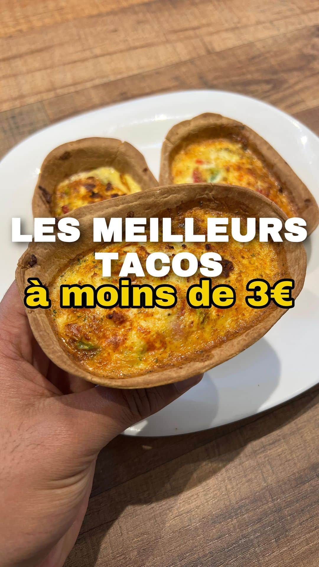 Carrefour Franceのインスタグラム：「Des tacos gourmands à moins de 3€ par personne 😋 Par ici la recette 🇲🇽👇  - Battez les oeufs en omelette avec l’assaisonnement de votre choix dans un bol 🥚 - Répartissez les lardons et les poivrons coupés dans le tacos 🫑 - Versez le mélange d’oeufs et ajoutez la feta émiettée 🧀 - Enfournez pendant environ 15 minutes à 190°, jusqu’à ce que les oeufs soient cuits et dorés 🍳 - Servez chaud, accompagné d’une salade verte si vous le souhaitez 🥬  Quelle est votre recette mexicaine préférée ?  #carrefour #airfryer #recettefacile #tacos」