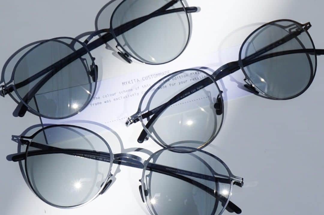 MYKITA SHOP TOKYOのインスタグラム：「【数量限定 "OLSEN ShinyGraphite/SoftgreySolid 】 いつもご覧いただき有難うございます。 本日はMYKITA Shop Tokyo,Osakaのみ販売の数量限定モデルOLSENをご紹介させていただきます。   こちらのモデルは廃番となったOLSENを復刻させ、カラーもカスタマイズした特別なモデルとなっております。 シンプルなボストンシェイプで男女ともにお使いいただきやすく、飽きの来ないデザインとなっております。 レンズカラーのSoftgreySolidはMYKITAオリジナルカラーのレンズで、他にはないカラーとなっております。 濃度は濃すぎず薄すぎず室内でお掛けいただいても、邪魔になりずらいカラーとなっております。   数に限りがございます、是非店頭にてお試し下さいませ。     Thank you for visiting our website. Today, we would like to introduce OLSEN, a limited edition model available only at MYKITA Shop Tokyo and Osaka.   This model is a reproduced of OLSEN, which was discontinued, and the color is also a special customized model. The simple Boston shape makes it easy to use for both men and women, and the design will never get old. The lens color SoftgreySolid is MYKITA's original color and is a color that cannot be found anywhere else. The density of the color is not too dark nor too light, so it will not be a distraction even if you wear it indoors.   Quantities are limited. Please try them at our store.  #mykita  #mykitasunglasses  #sunglasses  #sunglassesfashion  #マイキータ  #サングラス」