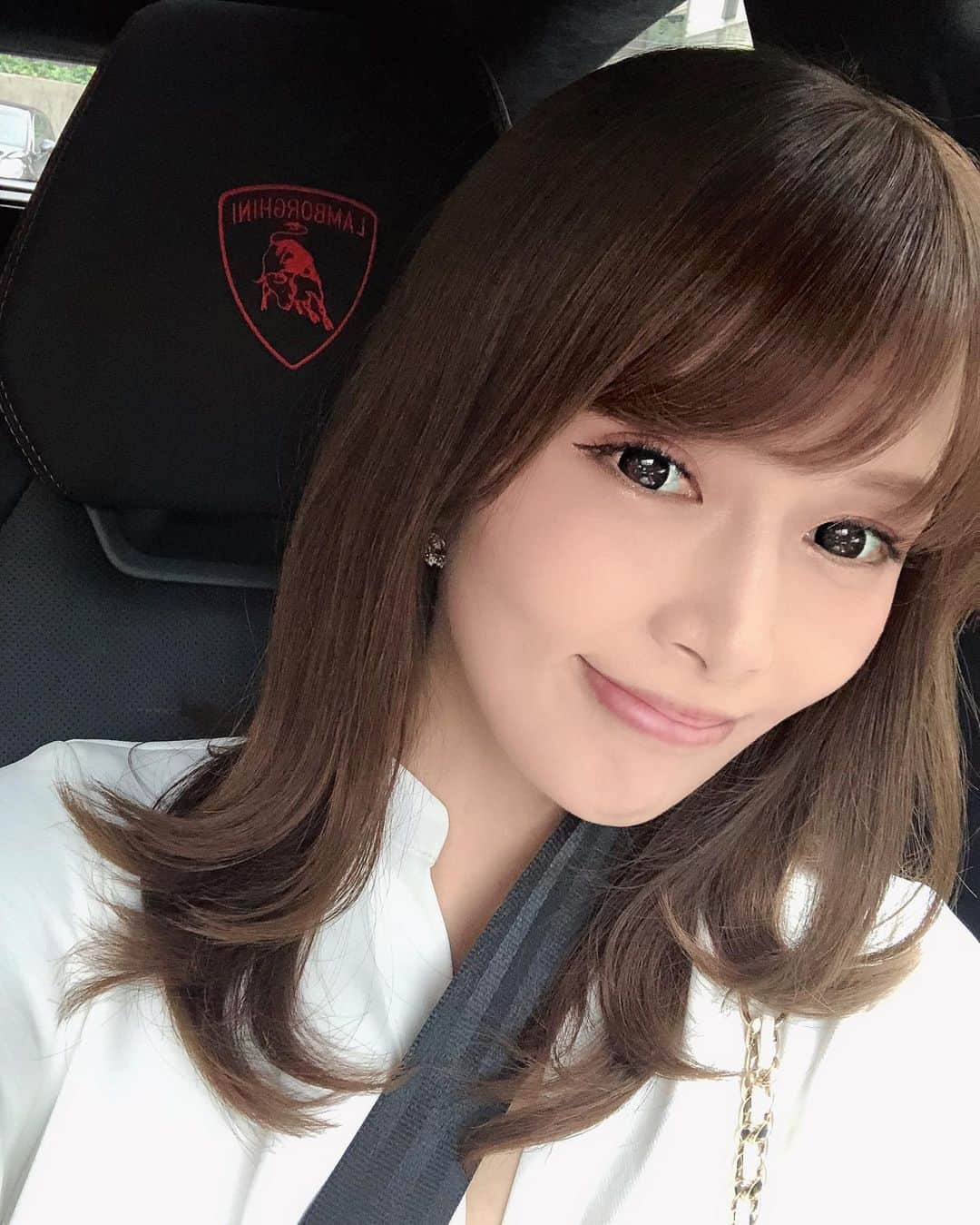 れなのインスタグラム：「2019年に#ウルス を買おうとして 平置き駐車場🅿️抽選に外れてから 念願の2023年に#ウルスs 発注🥹  4年前に#ランボルギーニ 見に行った時の写真🤳 インテリアがほとんど変わってない😆  今の駐車場🅿️ 縦が5300だけど大丈夫だよね💦  ・ ・ ・ ・ ・ #アラフォー  #アラフィフ  #アラフォーコーデ  #車  #車好き  #車大好き  #車好きな人と繋がりたい  #車好き女子  #ランボルギーニウルス  #urus」