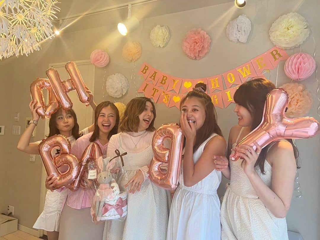 森詩織のインスタグラム：「ANNA BABY SHOWER👶💜  あんちゃんのベビーシャワーをやったよ🌈  すごく幸せそうなあんちゃんを見てこっちまで幸せになったよ〜😭💗  あんちゃんに頑張ってね！って直接伝えることができてよかった🙆‍♀️❣️  #ベビーシャワー #passpo #お祝い」