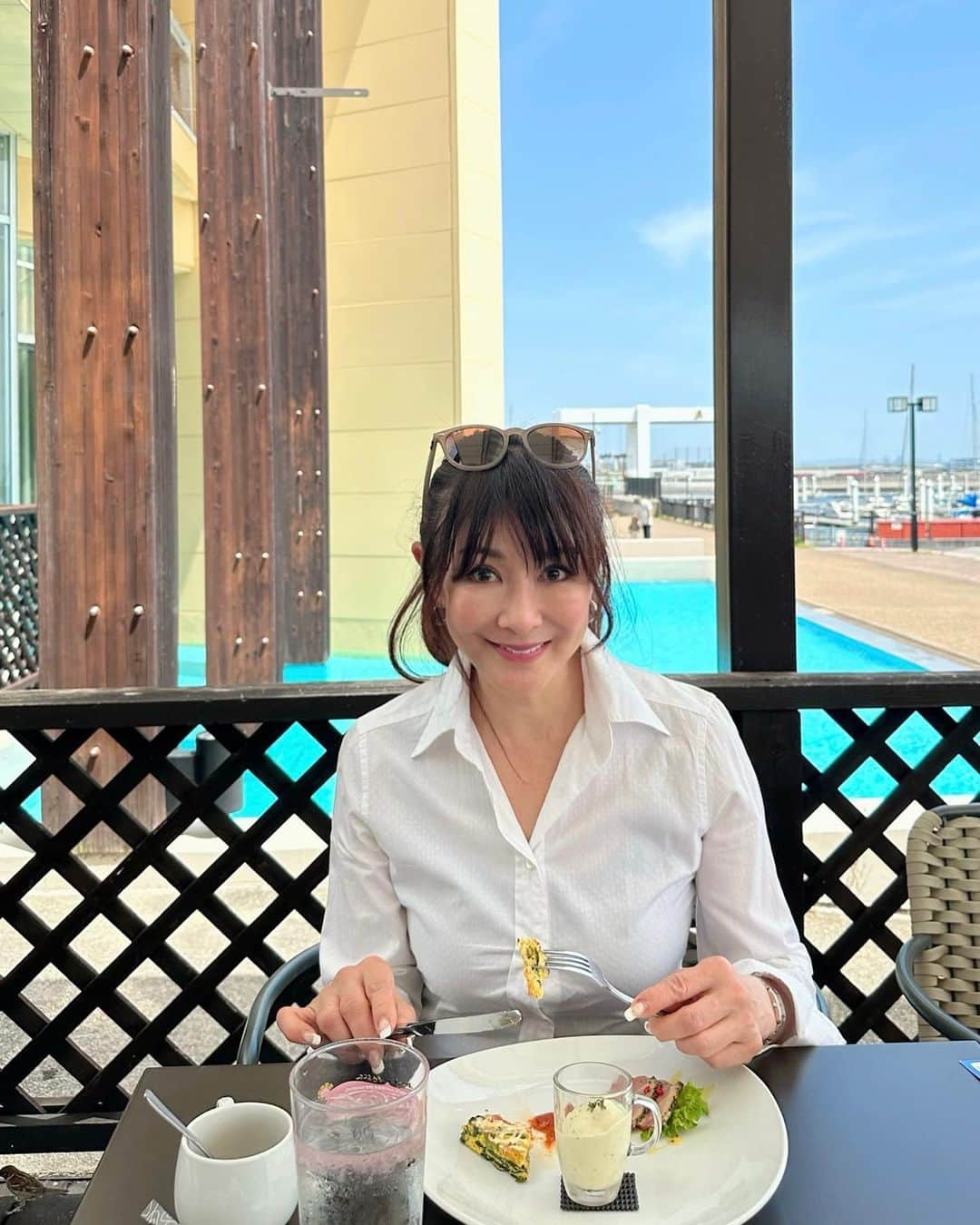 山田佳子さんのインスタグラム写真 - (山田佳子Instagram)「青空が気持ちいいお天気！ワンちゃんと一緒にお散歩&ランチ〜🥰🐶💕 四つ葉のクローバー🍀見つけた😊 ⁡ #いいお天気☀️  #爽やかな風  #青い空が好き  #お散歩 #大好き❤  #ヨットハーバー  #愛犬と一緒 #四つ葉のクローバー🍀  #いいことあるかな  #レノン #マイケル #５月５日」5月5日 20時26分 - yoshiko117