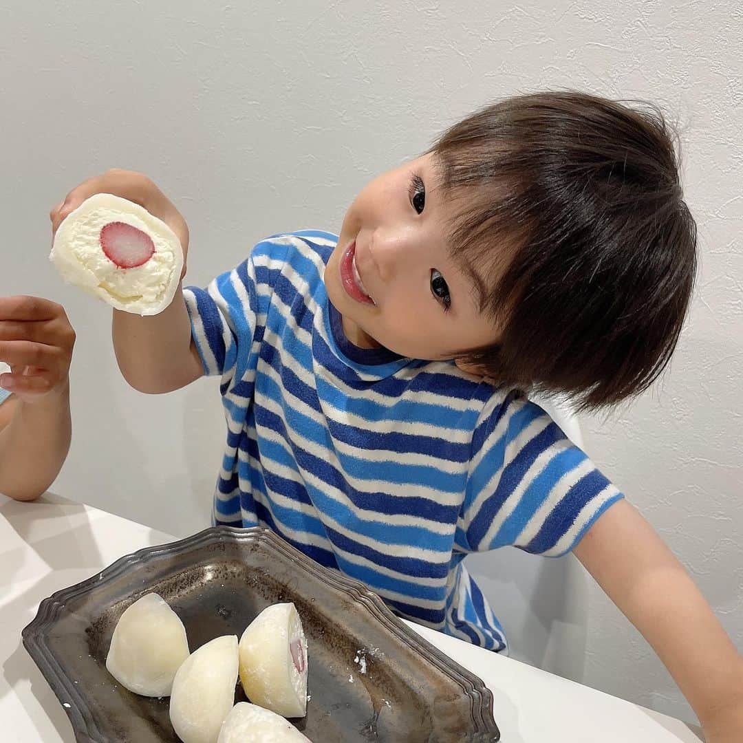 momoさんのインスタグラム写真 - (momoInstagram)「#晩御飯#食費月2万円   チキン南蛮 揚げナスねぎダレ サラダ カニカマと卵のスープ 生クリーム大福  父が来てた日💚 宮崎出身の父はチキン南蛮が大好き🐒  デザートは　@namisato_official の生クリーム大福！北海道産のふわっふわの純生クリームと国産餅粉のやわらかーいお餅🫶 いちご、パイナップル、ブルーベリーが入ってて美味しかったー❤️‍🔥  冷凍で届くんだけど、解凍させると綺麗に切れないし、冷蔵庫に1時間くらい移して食べるのがアイスみたいで美味しかった✨   #晩ごはん#晩ご飯#夕食#夕御飯#夕食#おうちごはん#節約#節約ご飯#晩御飯#デリスタグラム#デリスタグラマー#クッキングラム#ワーママ#大分#instafood#米粉#波里#米粉レシピ#米粉お菓子#大福#なみさとねっと#波里#和楽 #イチゴ大福#アイス大福#フルーツ大福#pr#母の日ギフト#お取り寄せスイーツ#栃木スイーツ#母の日」5月5日 20時28分 - m.o.m.o.k