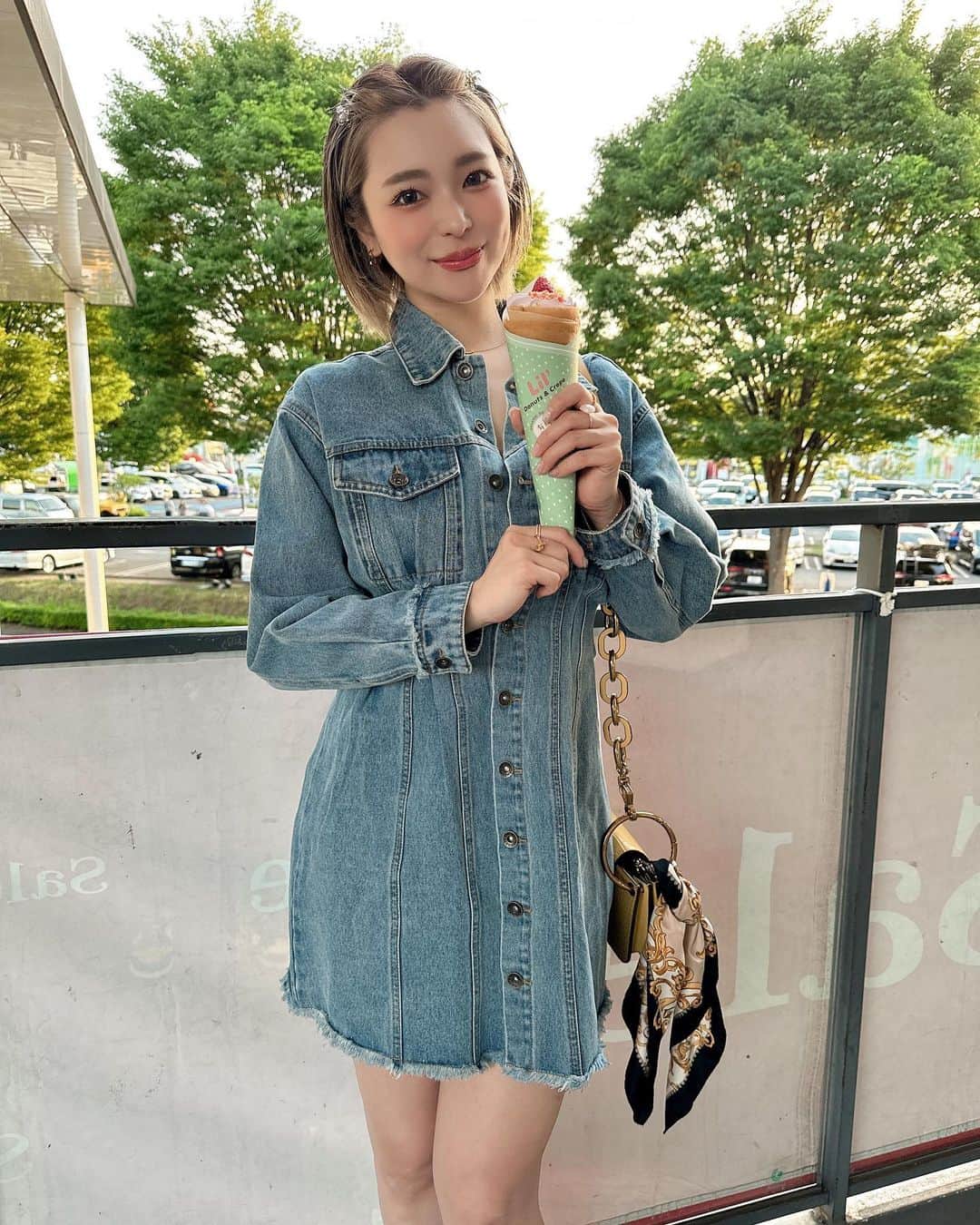 Hitomiのインスタグラム：「❤︎  先日クレープ食べに行った時の🌸 4枚目は欲張りなのがバレてる写真🐖💕笑 GWみんな何してるのかなあ😚🌷 私はずーっとお家でポケモンしているよ💓  ✯⌁͛(⚫︎◕ ‧̫ ◕⚫︎)⚡︎✰◓ どこも混んでるのでお家でゆっくりしてまあす🏠 アンク行って髪の毛綺麗に可愛くしてもらったので GW終わってからたくさんお出かけしよ〜っと🥹🌸 　 👗　@tothesea_hawaii  ✂️ @tamako_tamako  @ankhcross_omotesando   #ショートカット　#ショートヘア 　#tothesea  #デニムコーデ　#デニム　#デニムワンピース　#デニムワンピ　#ショート女子　#ショート　#アンブレラカラー」