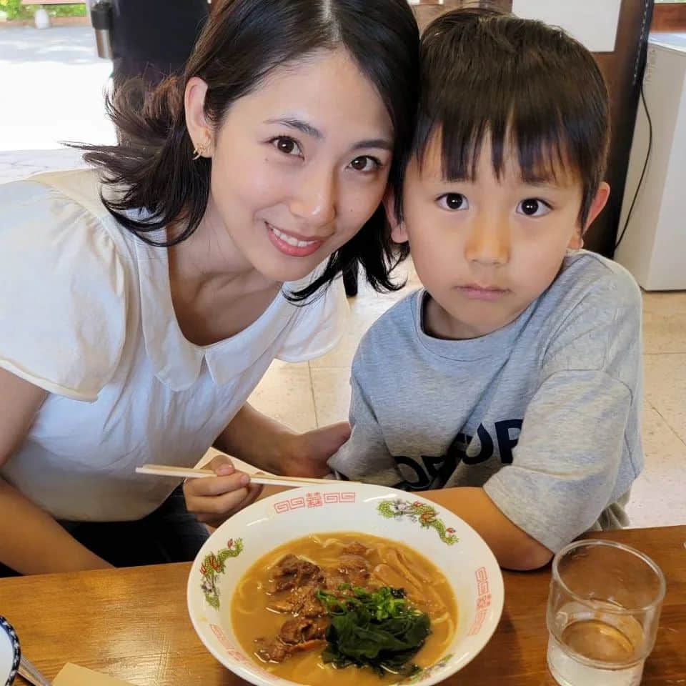 本仮屋リイナのインスタグラム：「徳島でいちばん美味しかったのは、徳島ラーメンです🍜🍥⁡⁡⁡ ⁡甘辛い豚骨醤油でこってりとろみがあって、ワカメでさっぱりと、美味でした🐷  いちご狩りして、渦潮をみて、ラーメン食べて🌀」