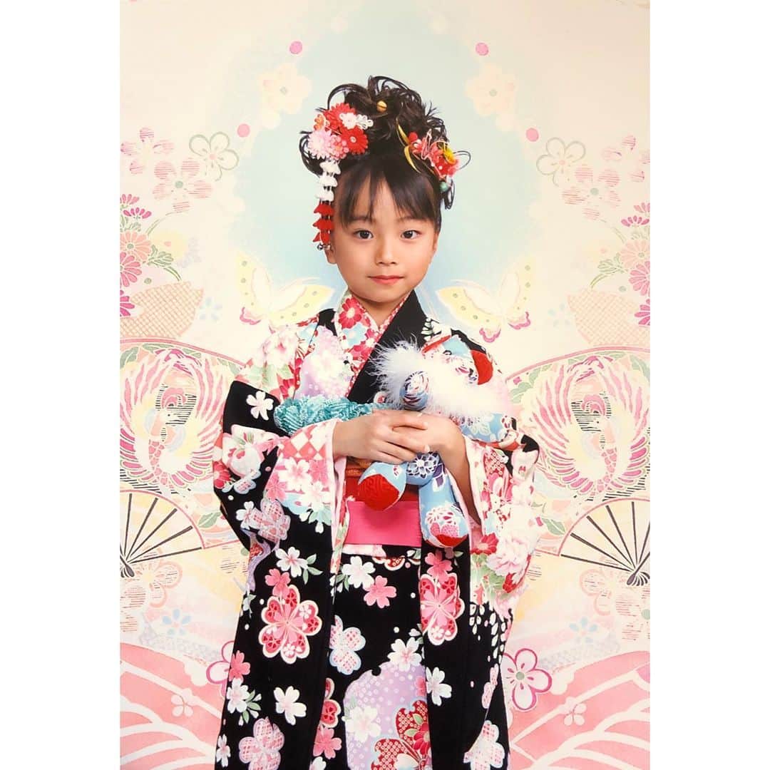 酒井唯菜のインスタグラム：「こどもの日🎏 なので七五三の写真投稿しちゃいます🤳  この日、前歯2本なかったの~‼︎笑 . . . #こどもの日  #七五三  #着物  #七歳 #7歳  #はたち  #ハタチ  #二十歳  #和服」