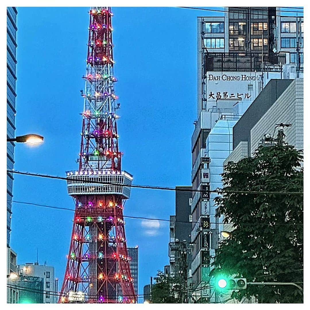 さだまさしさんのインスタグラム写真 - (さだまさしInstagram)「今日の東京タワーと月🗼 満月まもな〜🌕 . #東京タワー #満月 #フラワームーン #5月の満月 #さだまさし #sadamasashi」5月5日 20時31分 - sada_masashi