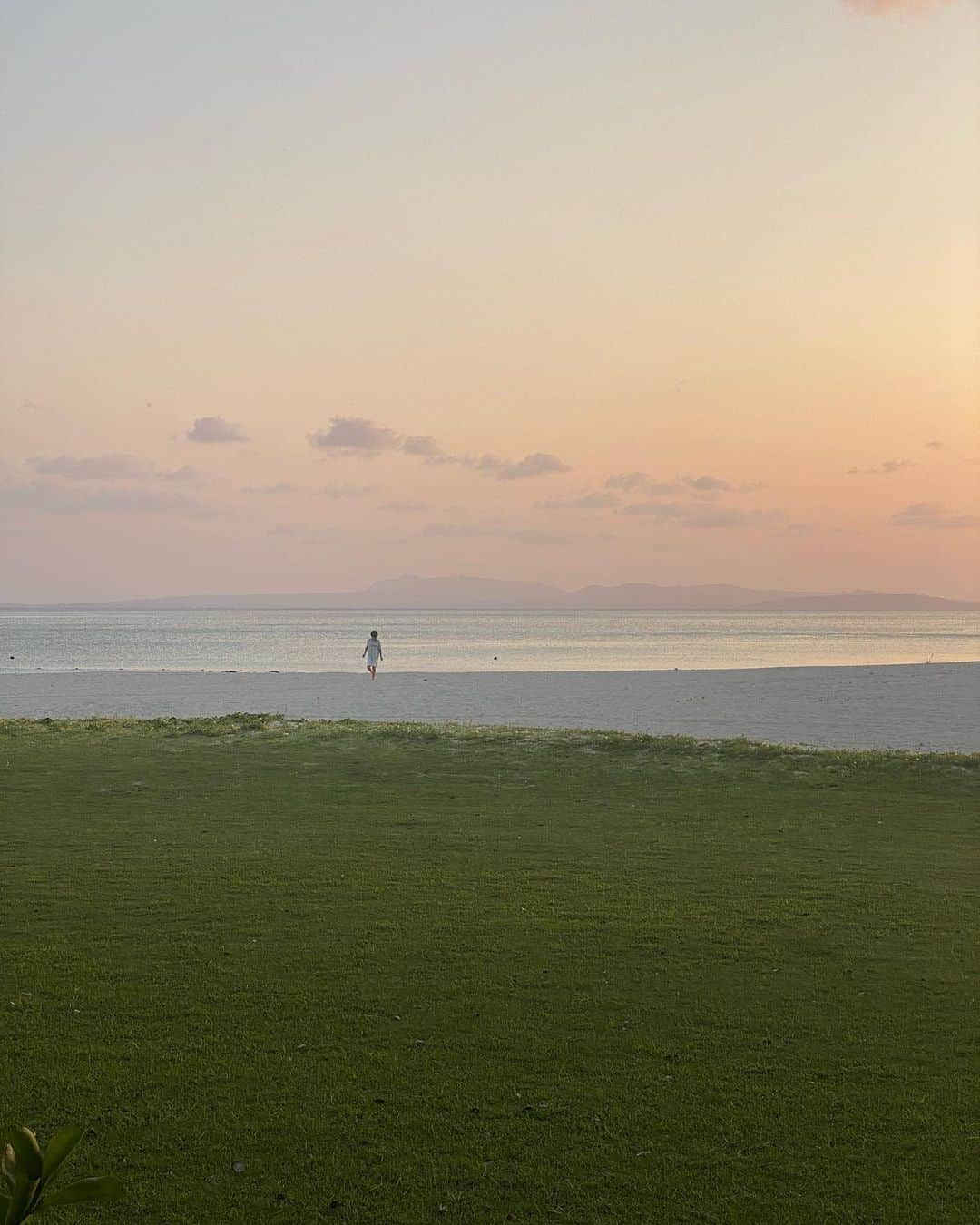 kokochiyoiさんのインスタグラム写真 - (kokochiyoiInstagram)「2022/05/05 GW、沖縄に行ってきましたー🏝  今回の沖縄は、国頭村(くにがみそん)奥間。 結論から言うと、 もうすっごく良かった…🥹  白い砂浜の綺麗な海、 世界遺産のやんばるの森、  那覇空港から遠かったけど🥲 はるばる来た甲斐がありまくりでした💗  選んだホテルは 沖縄最北端のリゾートホテル オクマプライベートビーチ&リゾート @okumaprivatebeachandresort 。  広大な敷地にコテージやヴィラがあって、 フロントやビーチまではカート移動💨 (息子お気に入り)  古き良きホテル✨といった感じで、 ゆったりとした時間を満喫できました😌  1枚目:海を見ながら朝食🍽 2枚目:きれいな海 3枚目:お昼のタコライス 4枚目:敷地内のハンモック 5枚目:夜のビュッフェ 6枚目:夕暮れの海(パステル💗) 7枚目:綺麗すぎるサンセット 8枚目:またまたビュッフェの夕食😋 9枚目:カートからの眺め 10枚目:BBQ🍖(反対側は海🏖)  ↑お食事中心にお届け🤤  はー自宅に戻ってきても 頭が沖縄にトリップしてしまう…🥳 またいきたいなあ…  おいしくて食べすぎちゃったので ダイエットに励みます…😆  ありがとう奥間💗  #オクマ45 #okuma #オクマプライベートビーチアンドリゾート  #オクマプライベートビーチ  #沖縄 #沖縄旅行  #沖縄グルメ #okinawa #okinawatrip  #国頭村 #世界遺産」5月5日 20時32分 - kokochiyoi