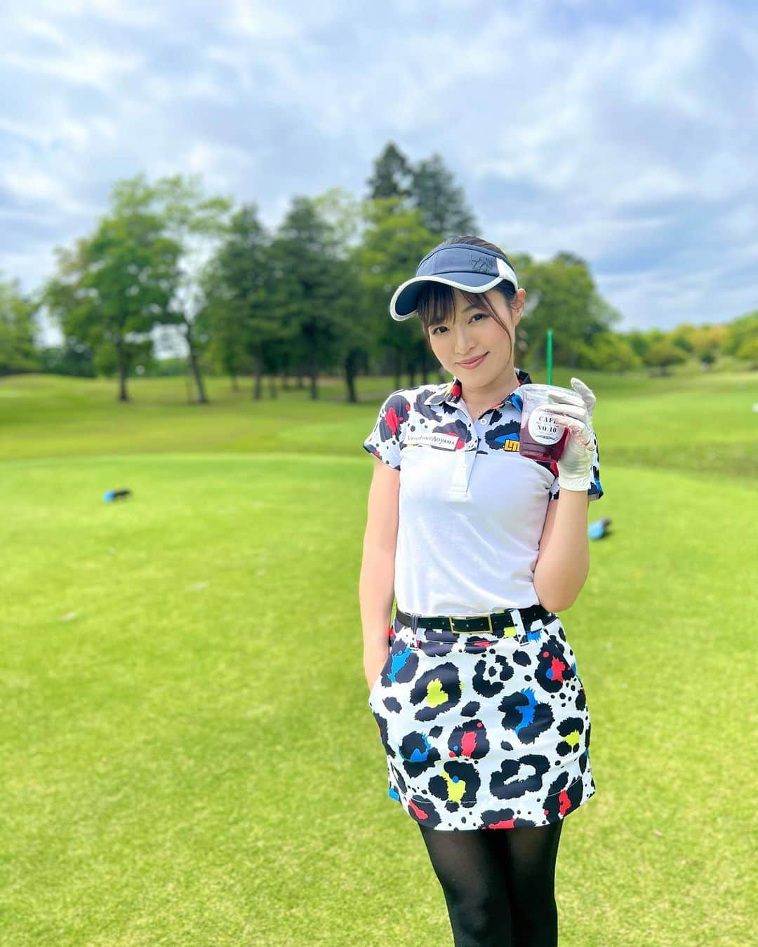 高橋としみさんのインスタグラム写真 - (高橋としみInstagram)「今が最高のゴルフシーズン⛳️ 今月はいっぱいゴルフの予定あって 幸せすぎる♥️♥️  イーグルポイントで久しぶりに いいスコアでまわれた😊 しかしパーオンは2つのみ🤣🤣  アイアンが全然ダメで、 ラウンド後にも練習✨✨  14日に浅見ゴルフクラブで開催の ニヤピン大会もあるから、 アイアンはなんとか克服したい🥺  14日のイベントは誰でも観にこれるので 皆さんお時間あったらお待ちしてます🥰  ウェア　@loudmouth_japan_official  #ゴルフ#ゴルフ女子#ゴルフウェア#ゴルフコーデ#ラウドマウス #loudmouth #golf#イーグルポイントゴルフクラブ」5月5日 20時34分 - toshimi_1002