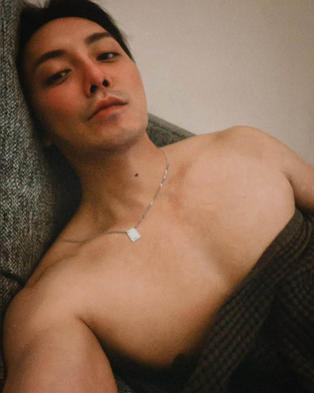のインスタグラム：「GW楽しんでますか？自分は家でゆっくりしてます。今夜はNetflix イッキ観す;) 明日、部屋片付けしよ！  *HOPE ネックレスは、5/20に60cmと新しく57cmを再入荷します。  #お家時間」