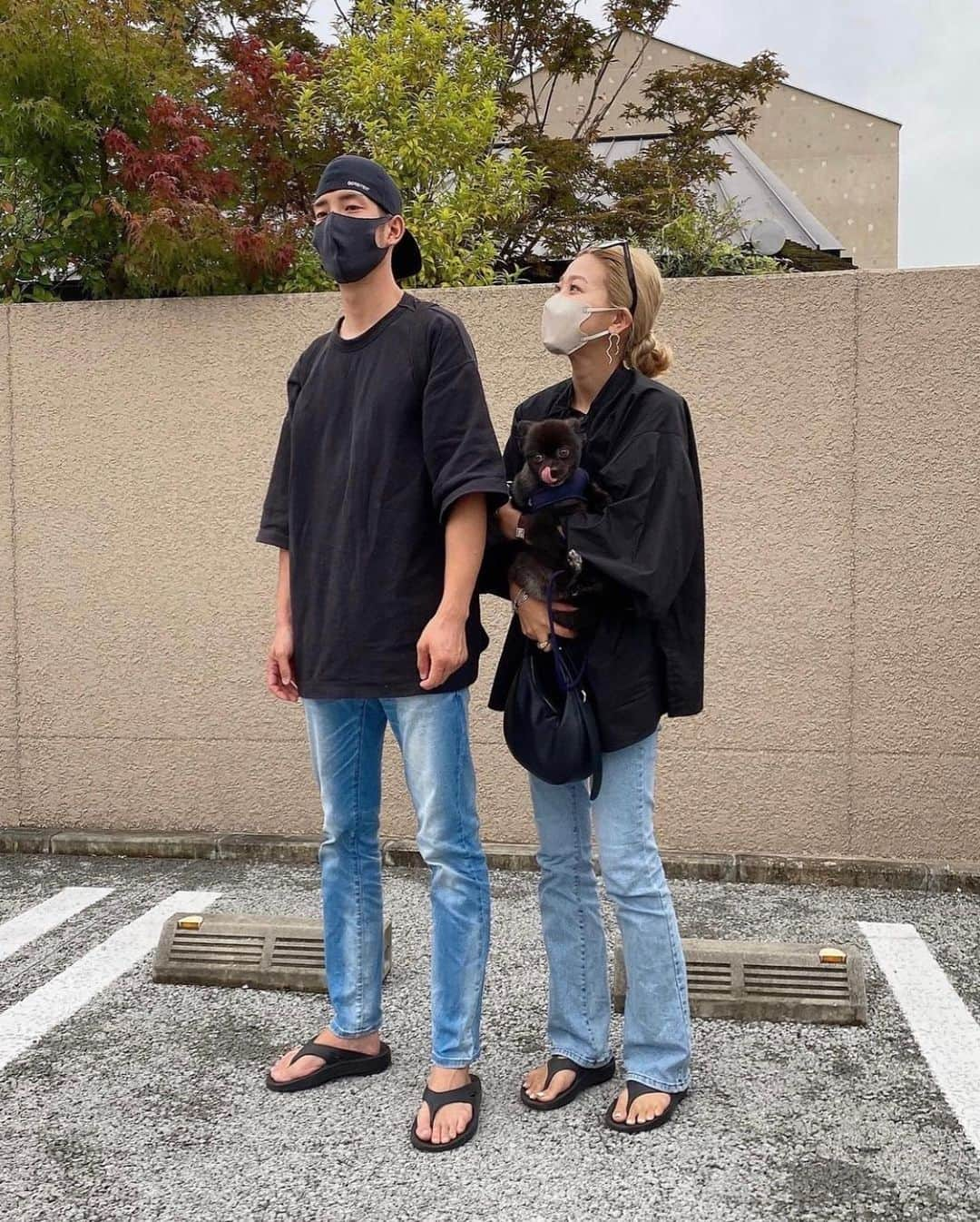 hidekaさんのインスタグラム写真 - (hidekaInstagram)「🖤✖️👖 意識はしてないけど 多い合わせだった。😂✨  #肩パン夫婦」5月5日 20時37分 - hidekanagao_