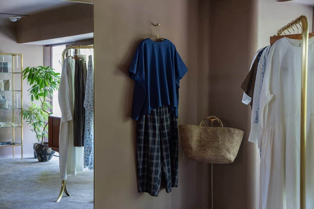 のインスタグラム：「・ WINDOW! at A&S AOYAMA  このWINDOW!では、ARTS&SCIENCEのお店の「今」をご紹介します。  A&Sのウィメンズ旗艦店であるA&S青山。店頭には、A&S 2023春夏コレクションより新しいアイテムが入荷しています。ぜひ店頭でご覧ください。  A&S各店はGW期間中も通常通り営業しております。みなさまのご来店を心よりお待ちしております。  一部の商品を除き、お店に並ぶアイテムの通信販売も承ります。お気軽にお問い合わせください。  [ A&S AOYAMA ] 東京都港区南青山4-23-11 4-23-11 Minami Aoyama Minato-ku Tokyo 107-0062 JAPAN 11:00 - 19:00 火曜定休 / Closed every Tuesday  @arts_and_science  商品についてのお問い合わせは店舗、またはWEBサイトのコンタクトフォームよりご連絡ください。 For item requests and direct mail orders, please contact our shops directly or use our contact form from our official web page.  #artsandscience_window #artsandscience #artsandscienceaoyama」