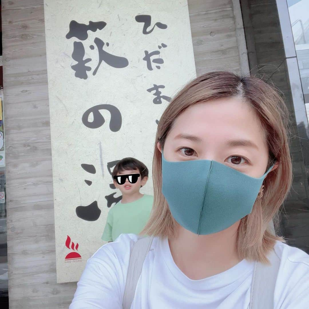 星村麻衣のインスタグラム：「こどもの日👦 急に銭湯の菖蒲湯に入りたくなって息子と萩の湯へ♨️ さすが人気銭湯。めちゃ人多くて芋洗い状態だったけど、息子も菖蒲湯と炭酸泉気に入ってたし行ってよかった〜🥰 #こどもの日 #銭湯 #菖蒲湯」