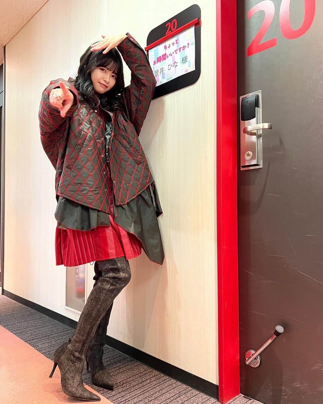 景井ひなのインスタグラム：「_ 【 お知らせ 】 明日19時〜 フジテレビ  【芸能人が本気で考えた!ドッキリGP】に出演します🫣 やられました、、初ドッキリ、、！笑 「ファッションのロケです！」って聞いてたのに🤦🏻‍♀️ 楽屋もしっかり偽番組名書いてあって手込んでる🤦🏻‍♀️ でも嬉しかった🤦🏻‍♀️是非🤦🏻‍♀️」