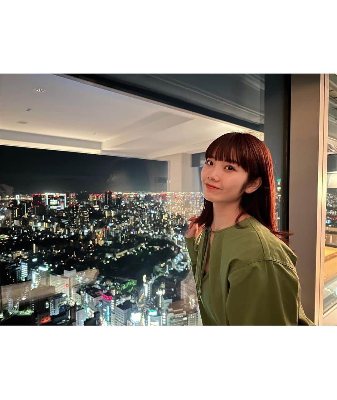 MOMOKAさんのインスタグラム写真 - (MOMOKAInstagram)「・ 初のアフタヌーンティーも楽しんだよ...🫖 おいしくてしあわせだったや🤤💖  てか2枚目気づいたらお父さんのシャンパン持ってた😇なんで？？😇 ピンクの飲み物はSAKURAソーダ。かわいすぎかよ🥹🩵  そしてやはり夜景も綺麗だった... なんか非現実すぎてあんまり信じられなかったけど。笑 この場所からいつか夜から朝になるまで見てみたいなあ〜綺麗だろうなあ。。🌚🌝  シャイな(?)妹子との写真も。いや身長差👭笑  良き思い出になりました。 またいきたいっ🫶🫶」5月5日 20時47分 - momoka_jewel